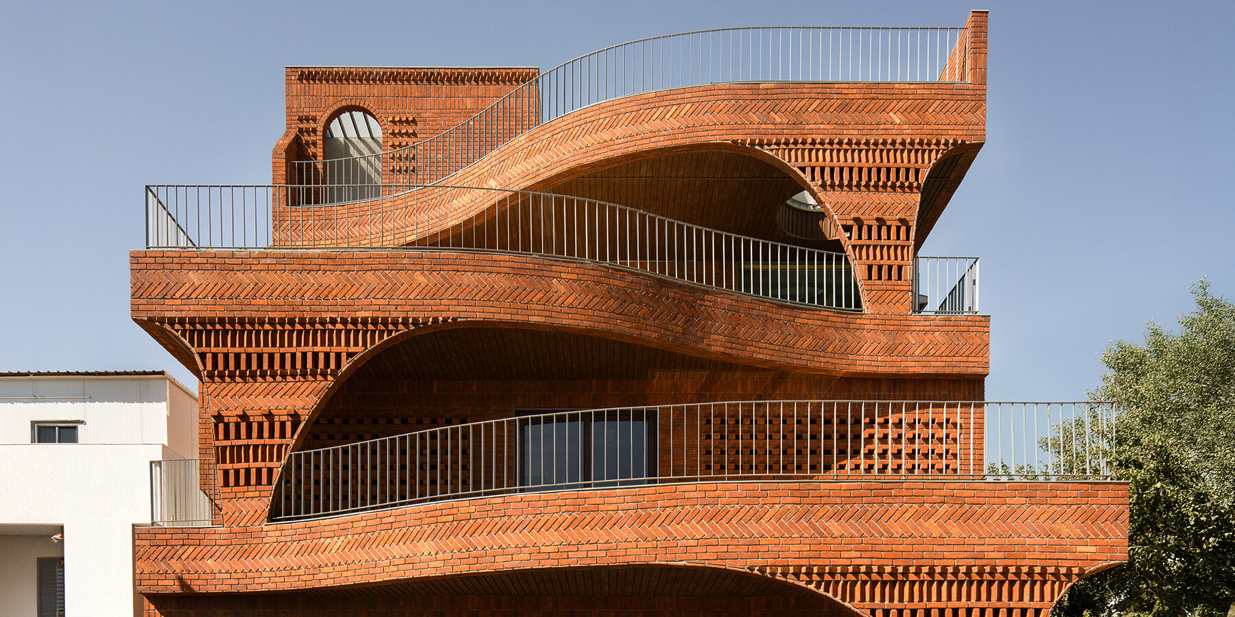 «Антил» в Ахилянгаре: кирпичный дом Kaushal Tatiya Architects с камерными переходами и пассивным охлаждением