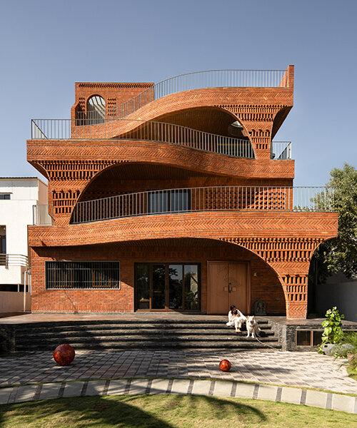 «Антил» в Ахилянгаре: кирпичный дом Kaushal Tatiya Architects с камерными переходами и пассивным охлаждением
