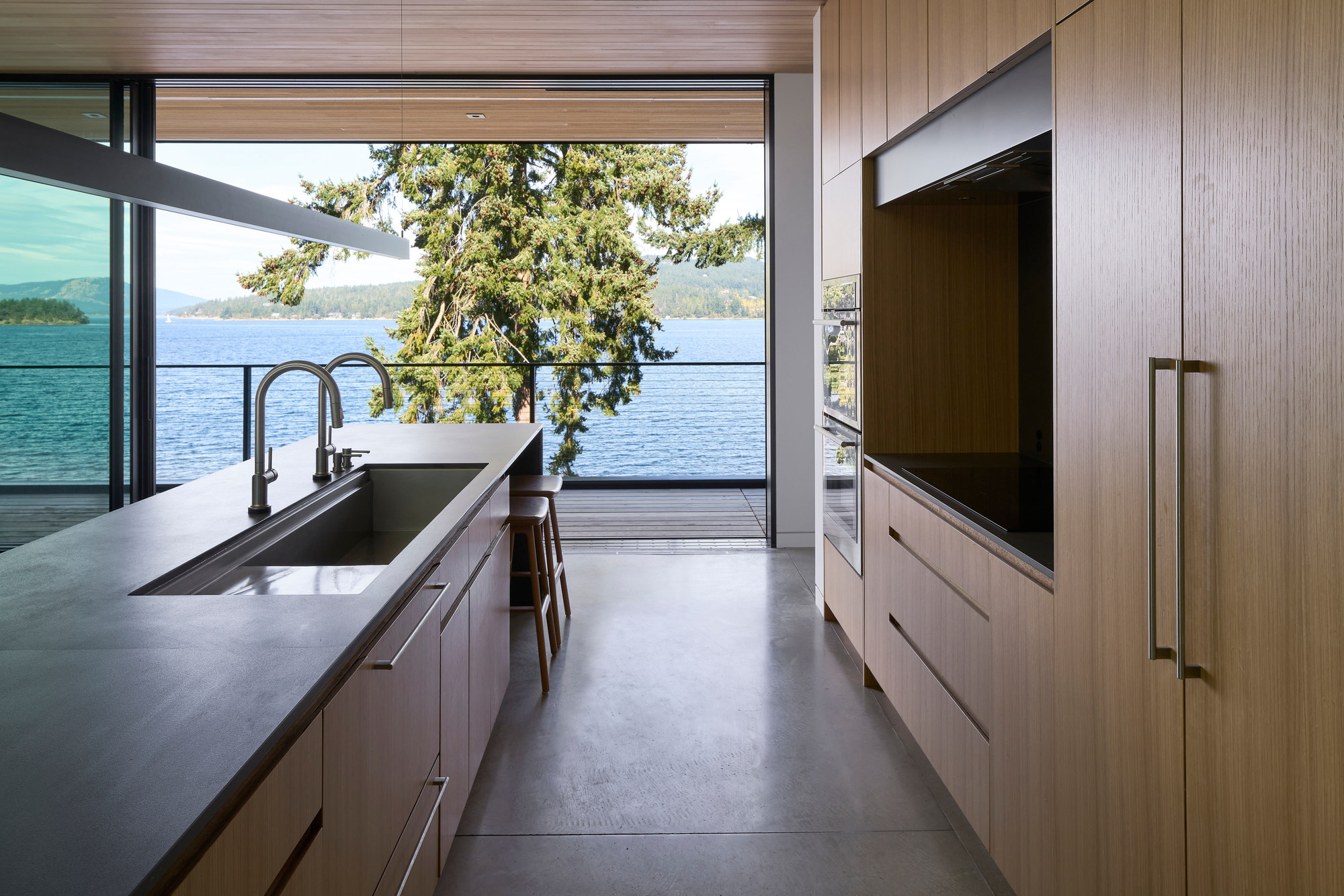 Layer House / W O V E N Architecture and Design