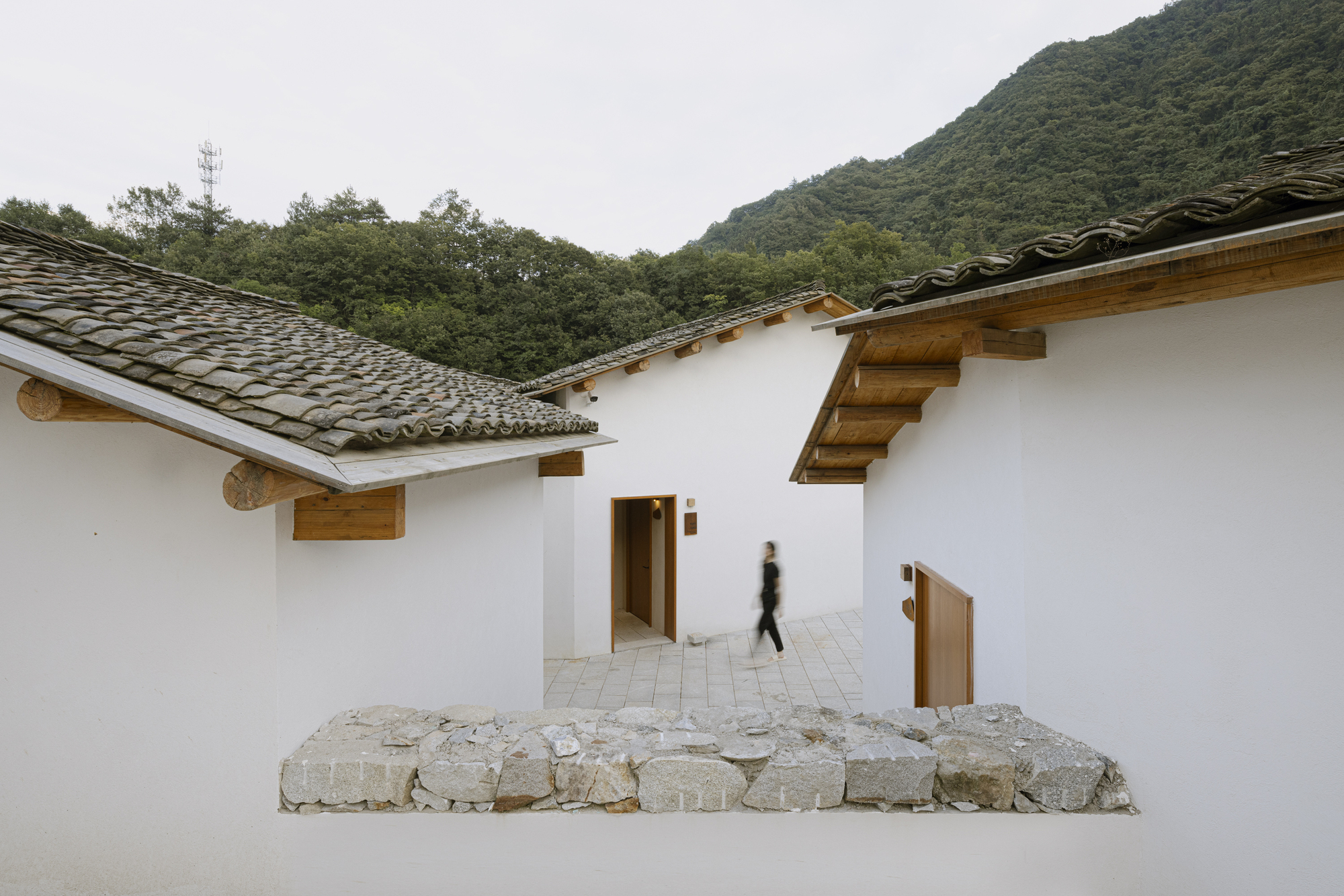 LuZhai Cottage / kooo architects