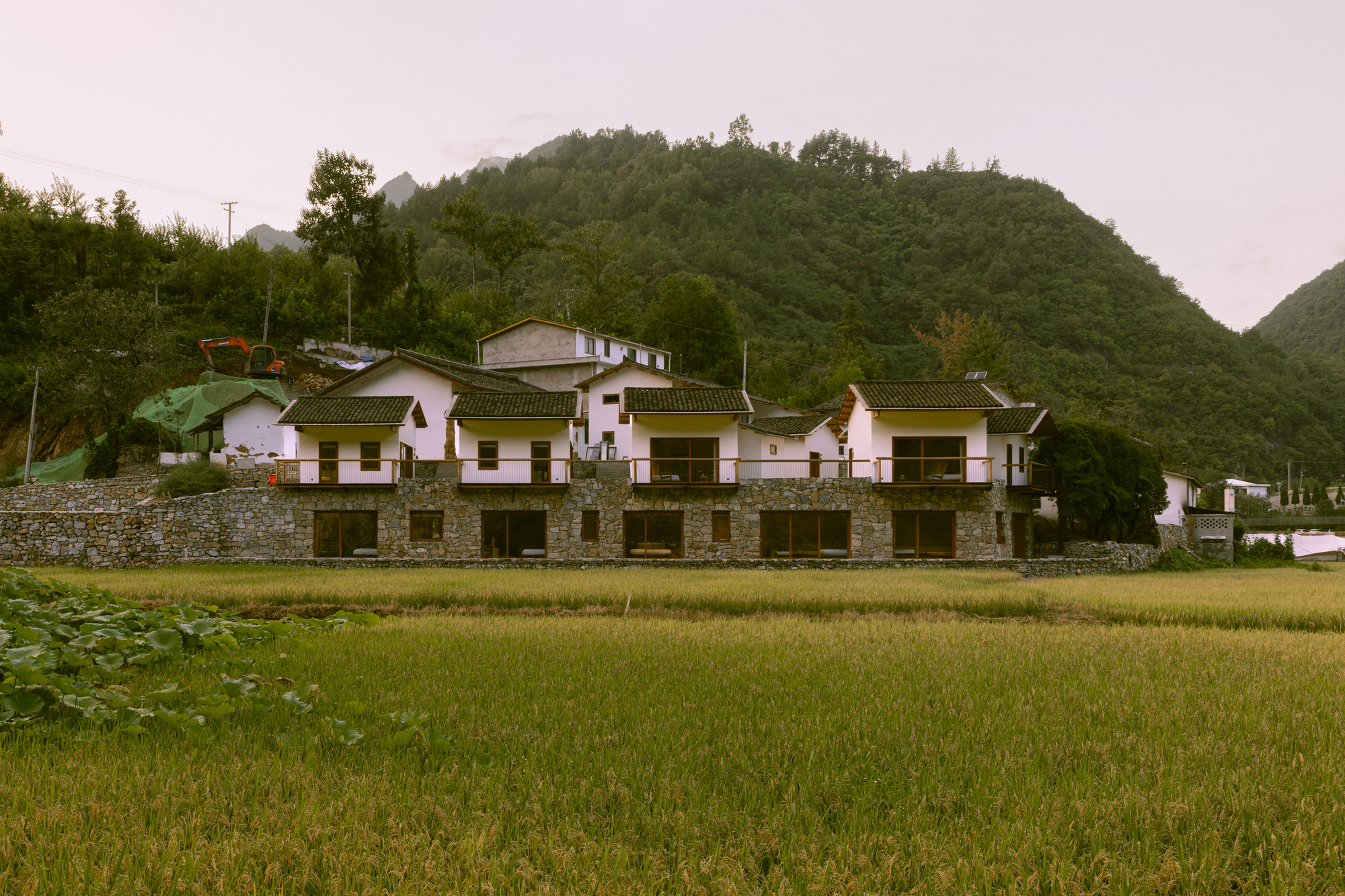LuZhai Cottage / kooo architects