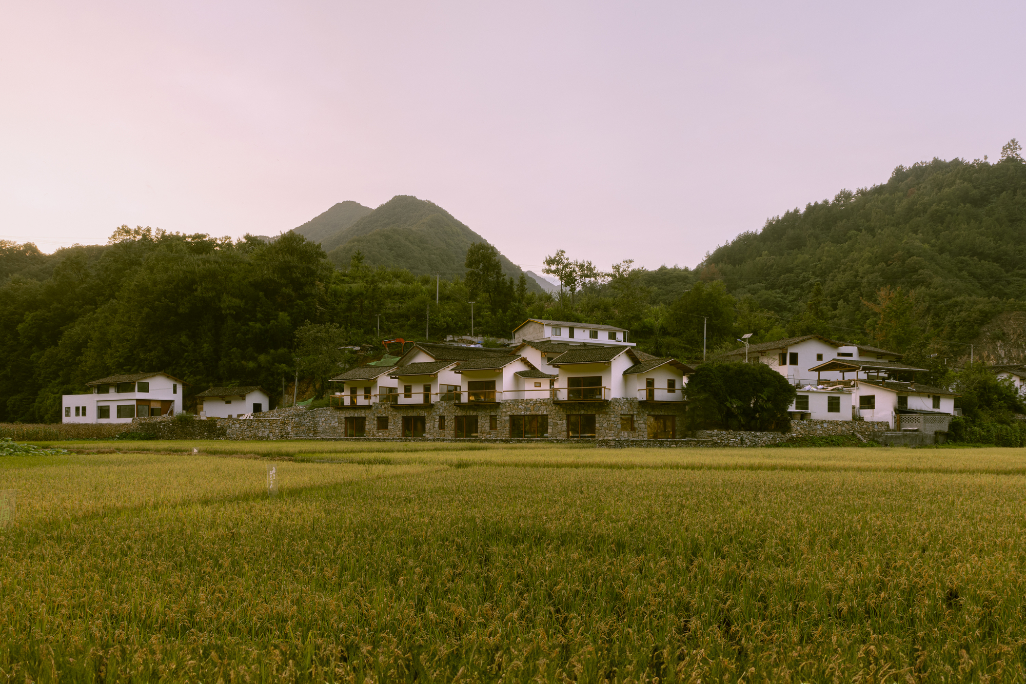 LuZhai Cottage / kooo architects
