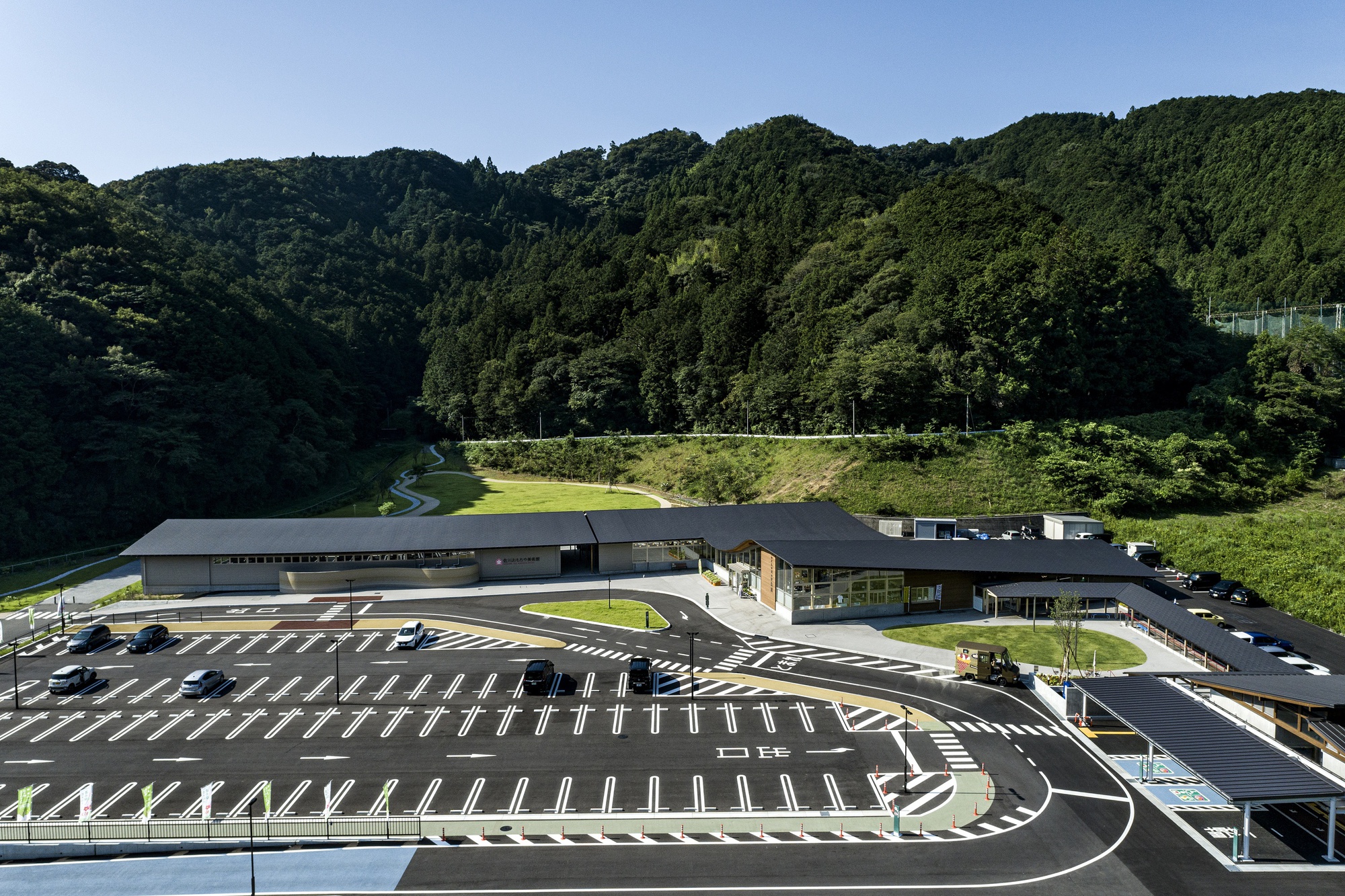 Станция Makino’s Roadside Station в Сакаве: проект STUDIO YY, Wakatake Town Planning Research Institute и WORKSTATION
