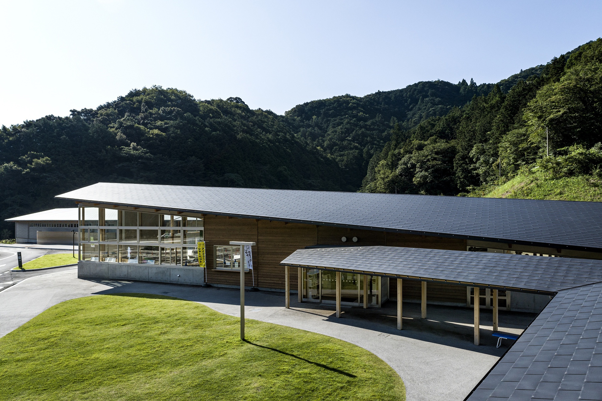 Станция Makino’s Roadside Station в Сакаве: проект STUDIO YY, Wakatake Town Planning Research Institute и WORKSTATION