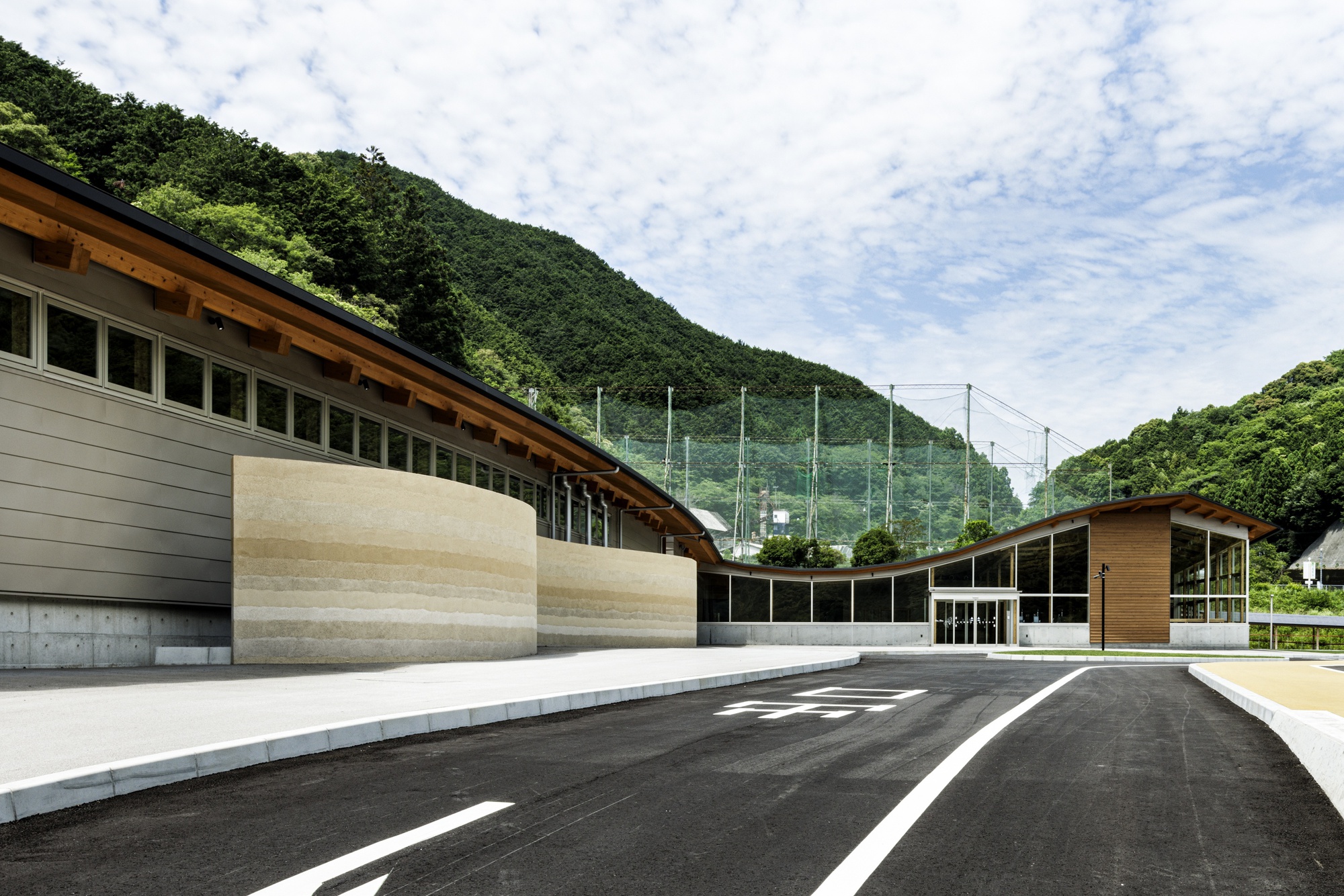 Станция Makino’s Roadside Station в Сакаве: проект STUDIO YY, Wakatake Town Planning Research Institute и WORKSTATION