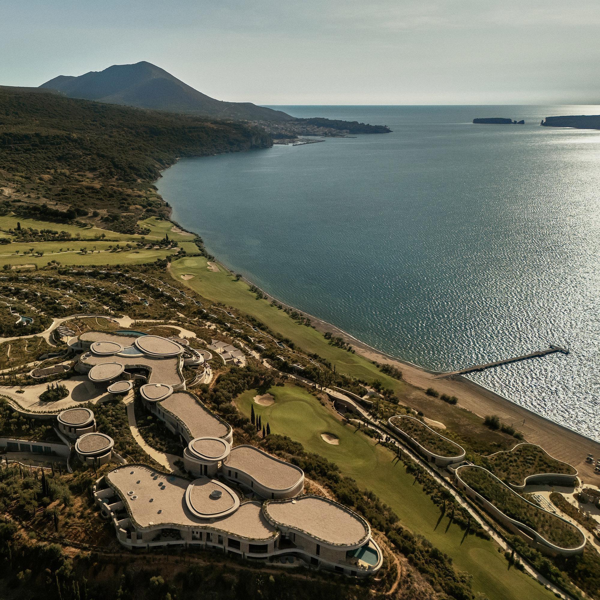Mandarin Oriental Costa Navarino: курорт на склоне над заливом Наварино