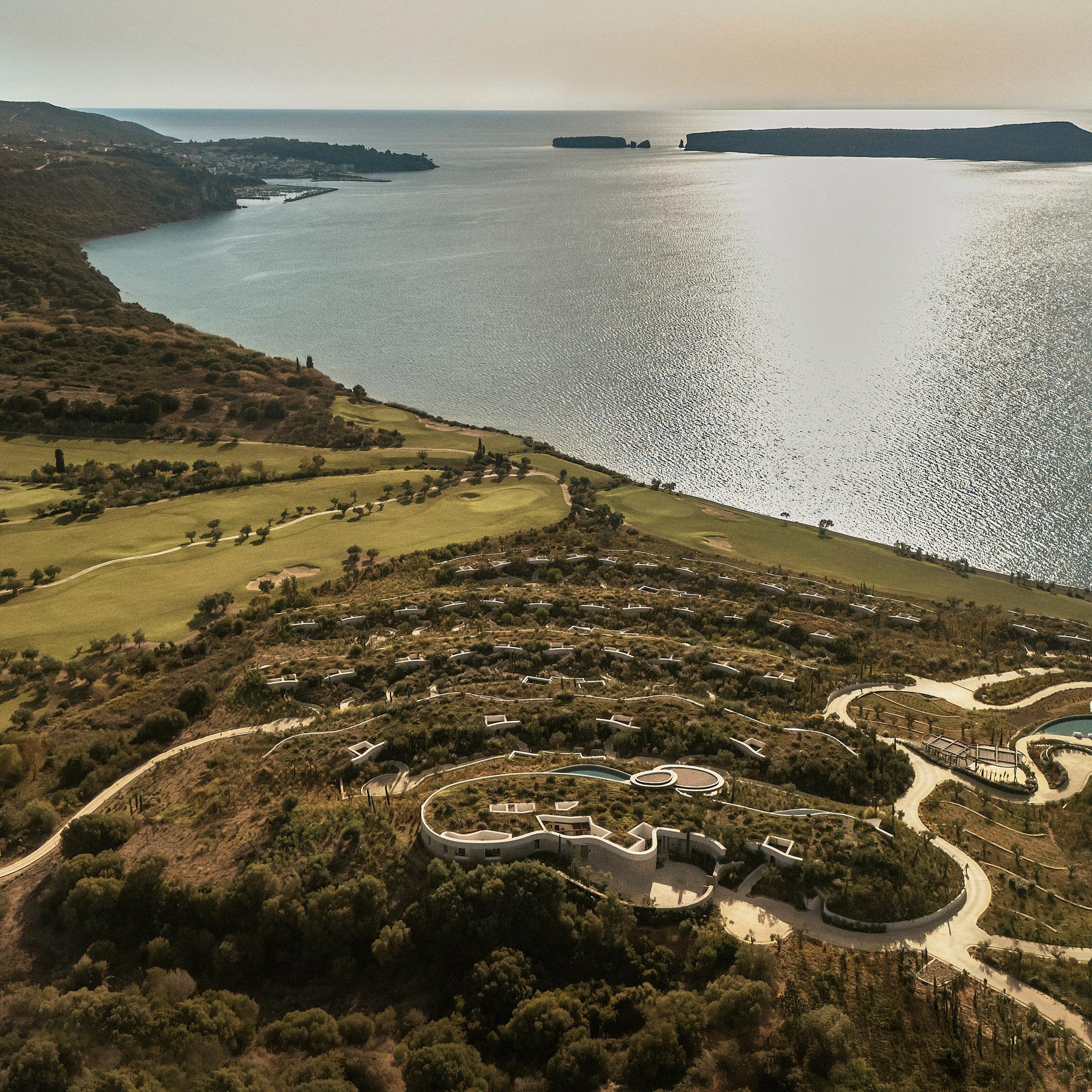 Mandarin Oriental Costa Navarino: курорт на склоне над заливом Наварино