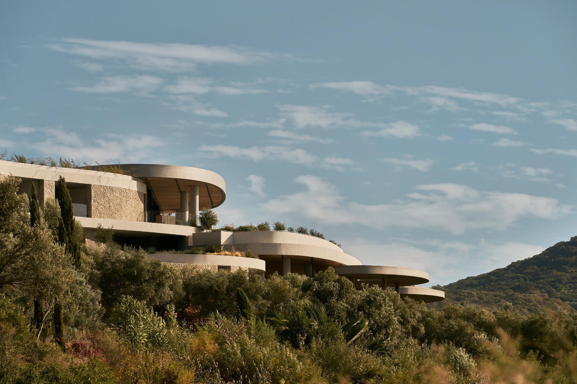 Mandarin Oriental Costa Navarino: курорт на склоне над заливом Наварино