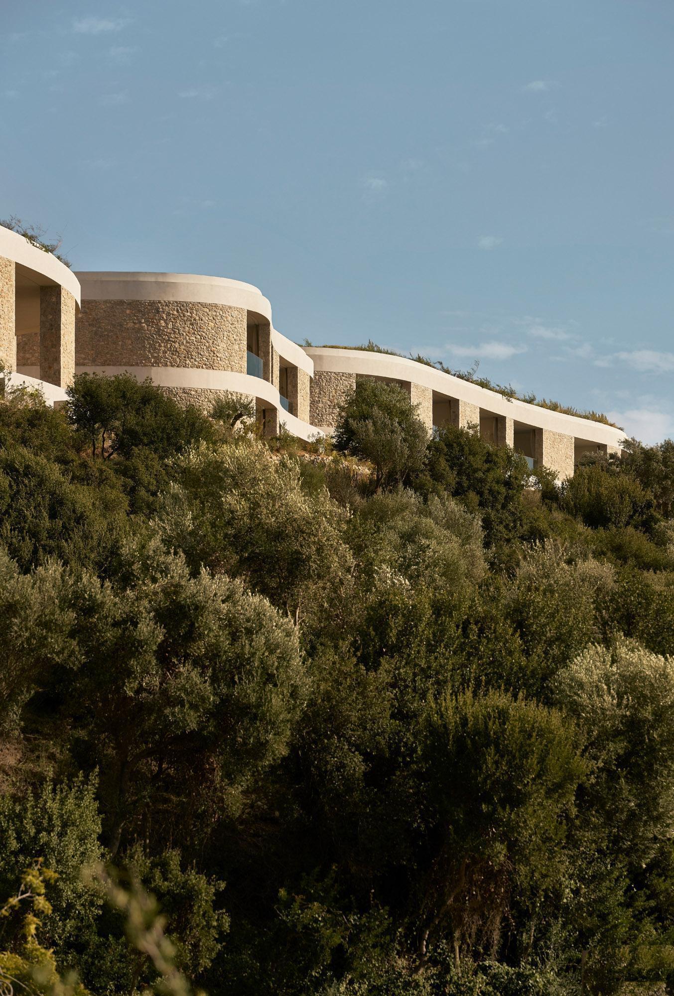 Mandarin Oriental Costa Navarino: курорт на склоне над заливом Наварино