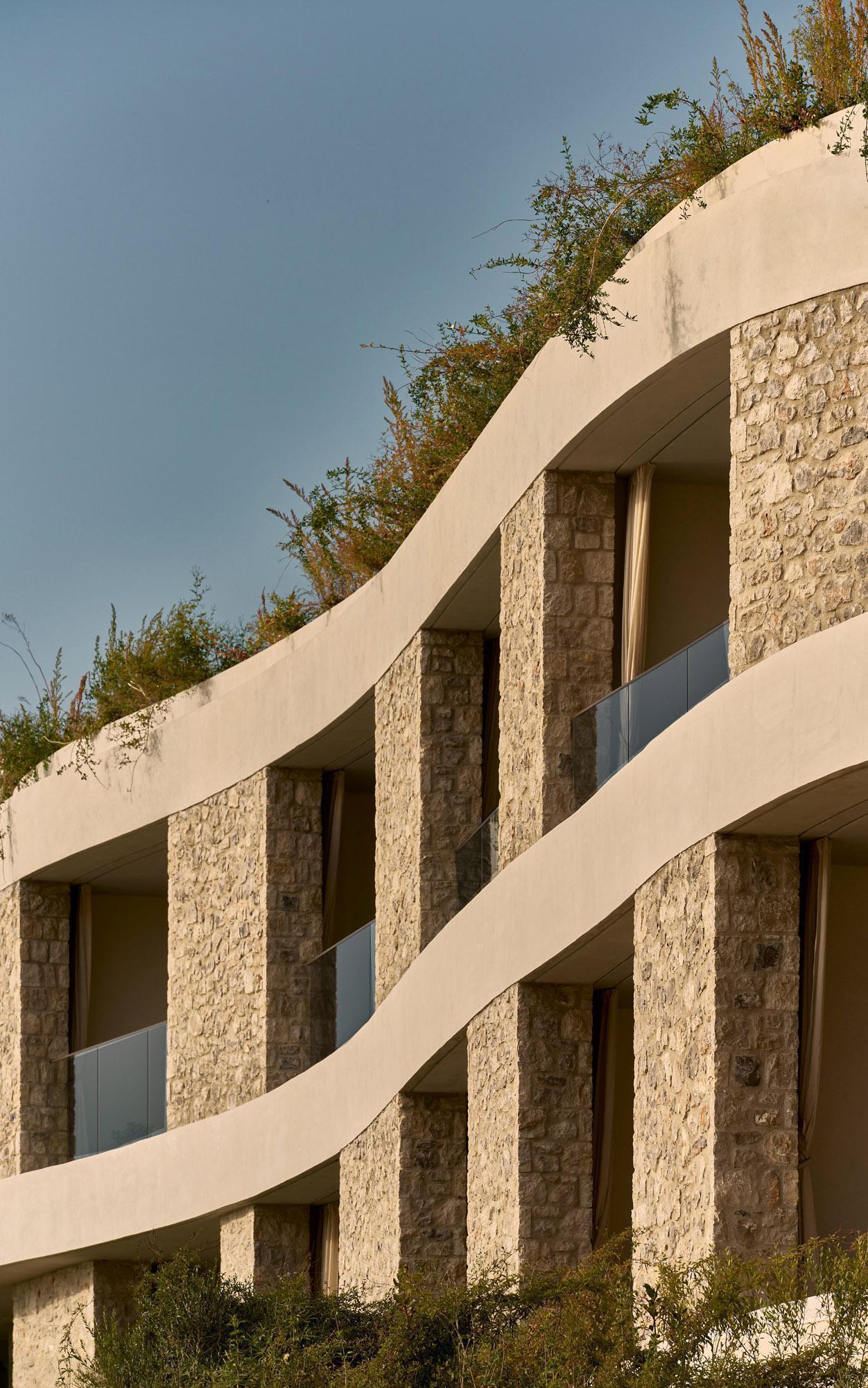 Mandarin Oriental Costa Navarino: курорт на склоне над заливом Наварино