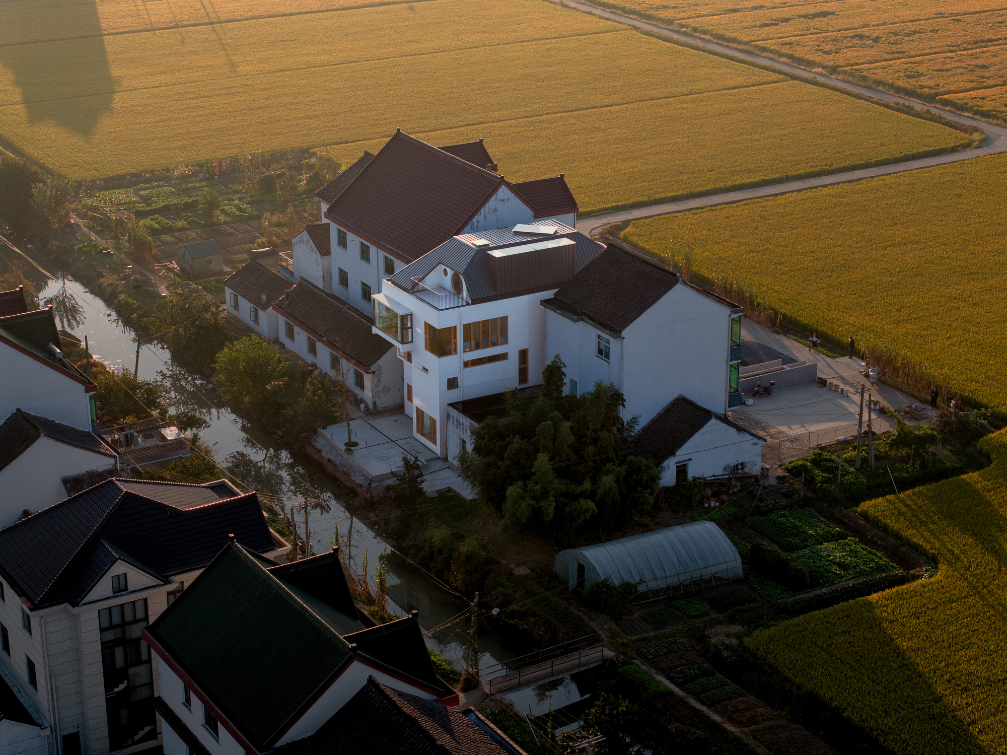 Mini South Villa / Dispacement Architectural Design