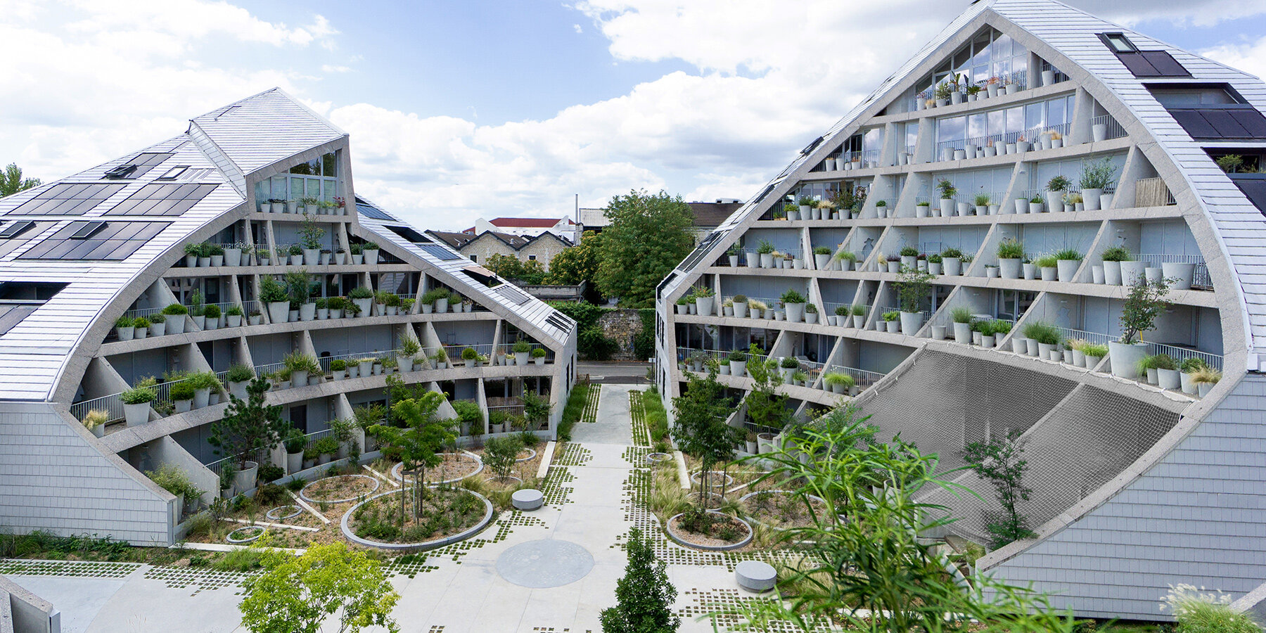 MVRDV завершили La Vallée Verte в Бордо: три корпуса с «срезанными» крышами и скрытым садом