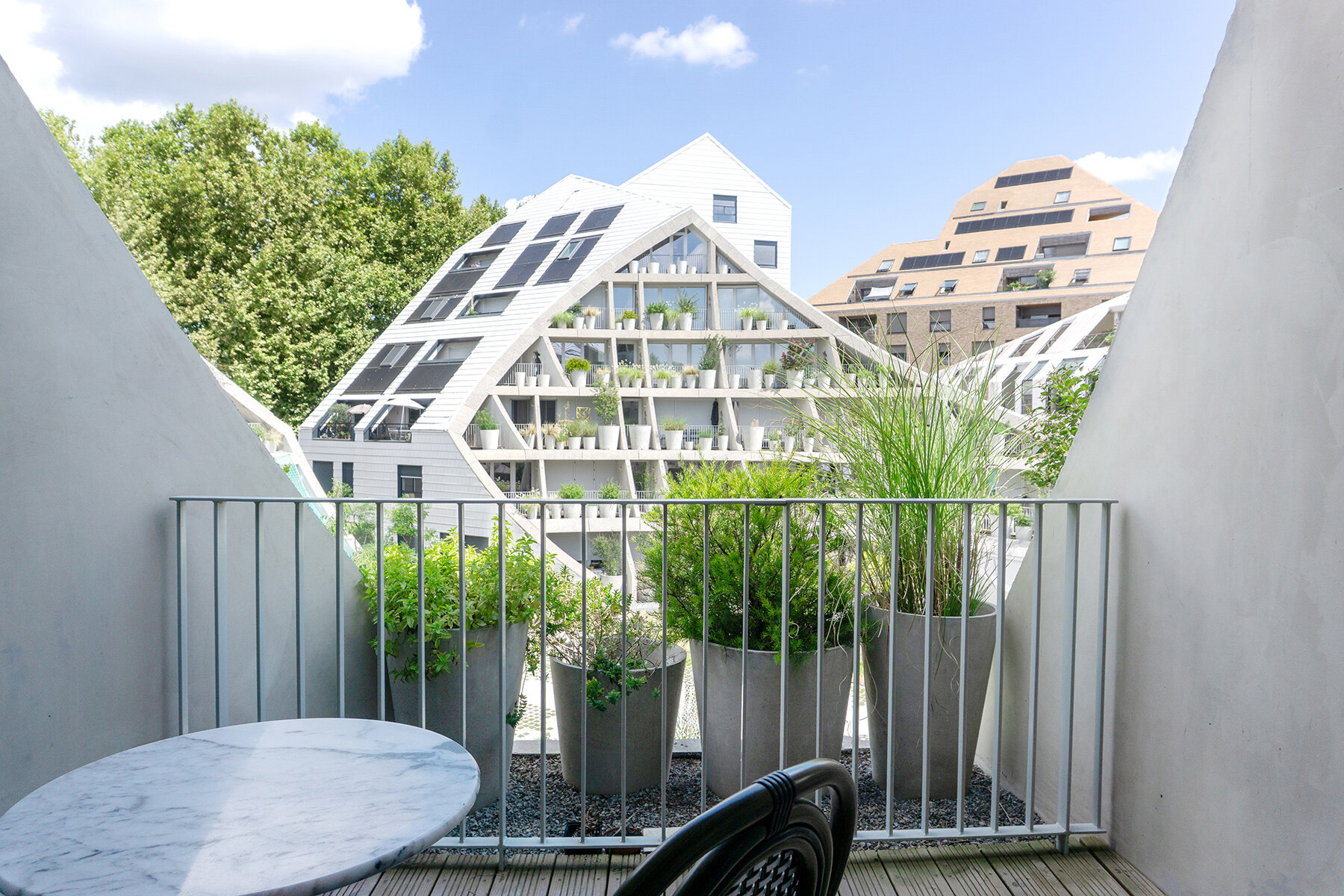 MVRDV завершили La Vallée Verte в Бордо: три корпуса с «срезанными» крышами и скрытым садом