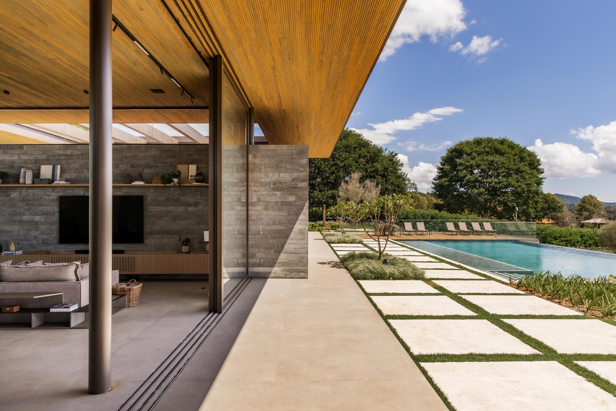 KH House / NGSTUDIO: дом у водохранилища в Пиракаи, где архитектура, ландшафт и материалы работают вместе