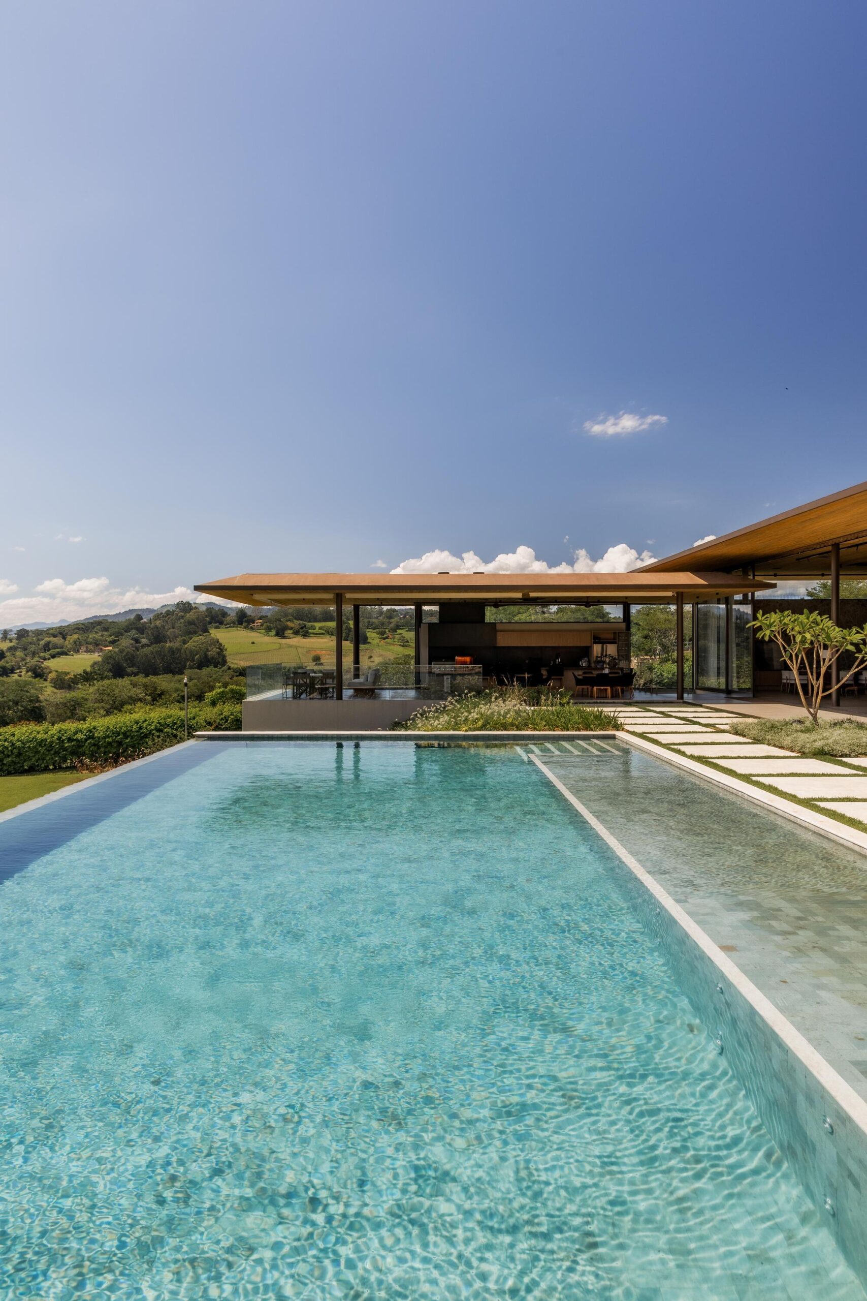 KH House / NGSTUDIO: дом у водохранилища в Пиракаи, где архитектура, ландшафт и материалы работают вместе
