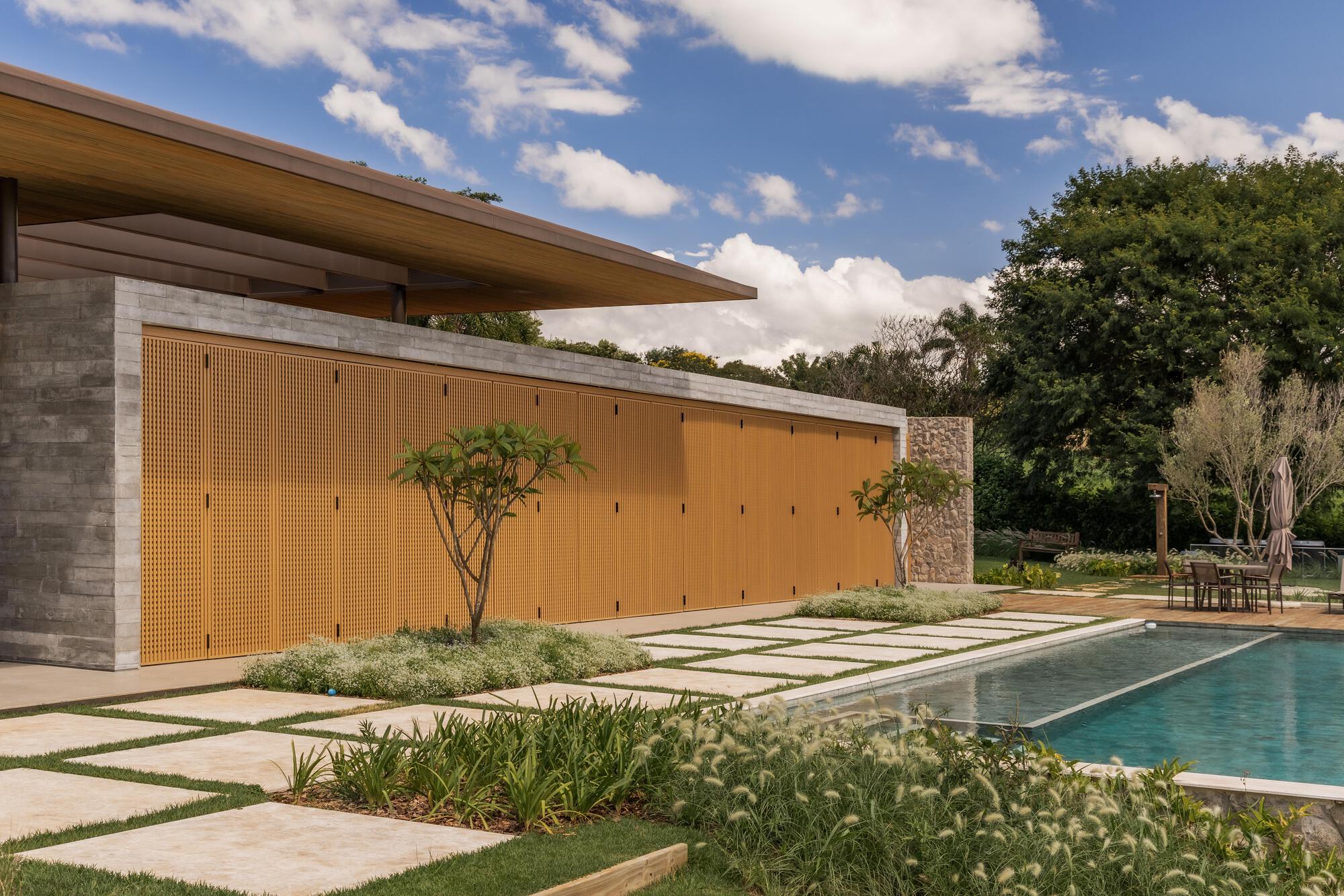 KH House / NGSTUDIO: дом у водохранилища в Пиракаи, где архитектура, ландшафт и материалы работают вместе