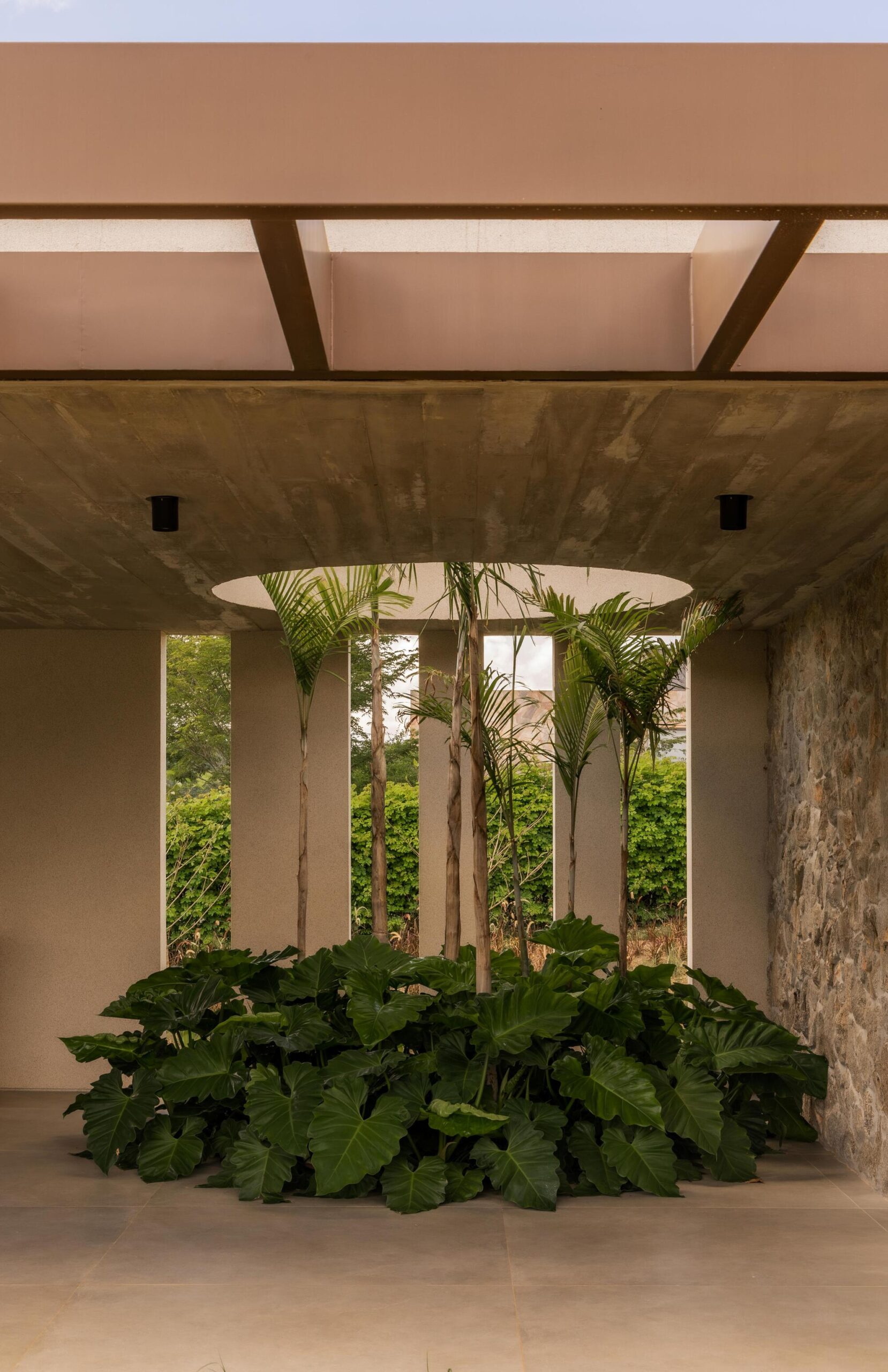 KH House / NGSTUDIO: дом у водохранилища в Пиракаи, где архитектура, ландшафт и материалы работают вместе