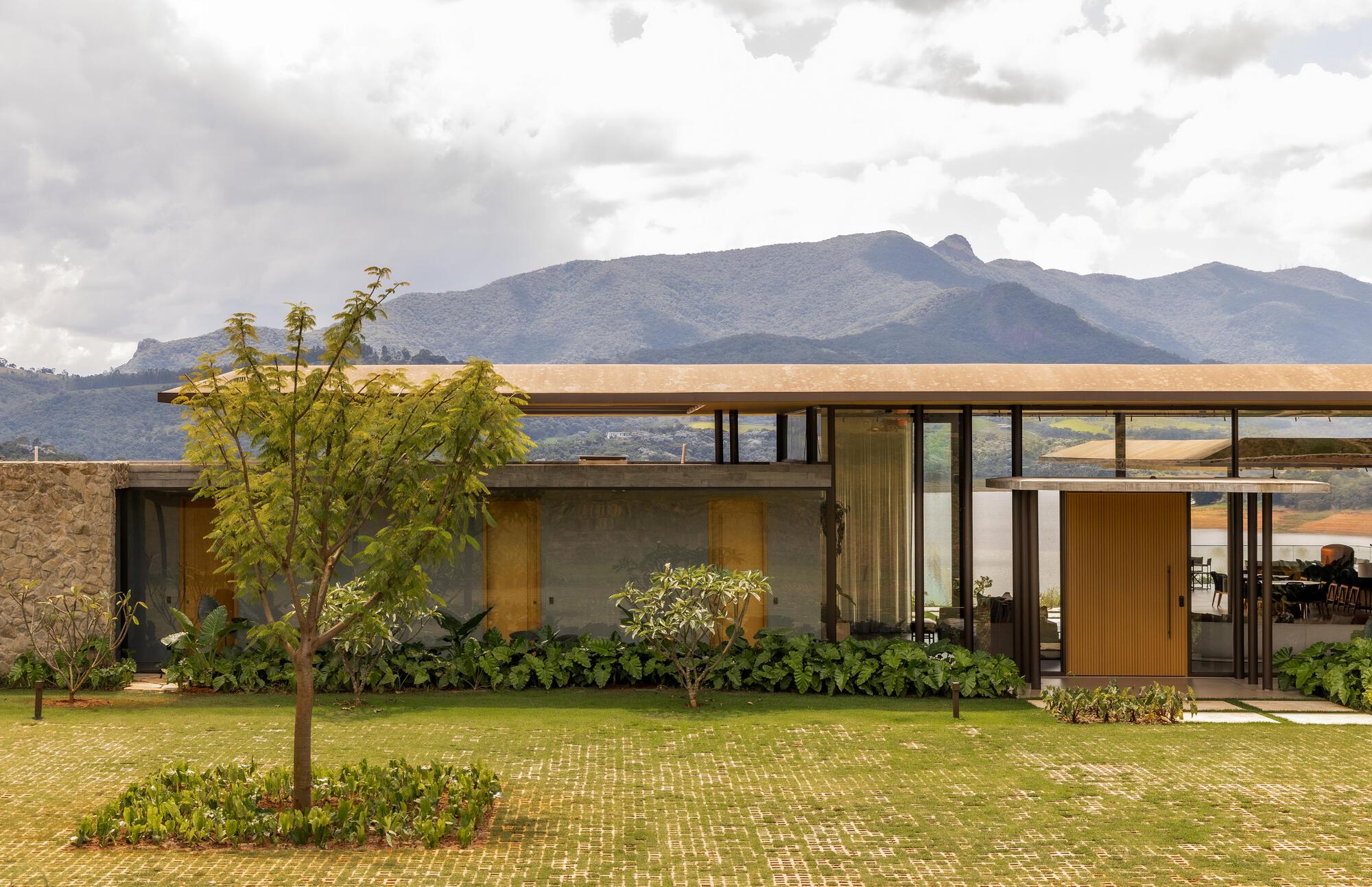 KH House / NGSTUDIO: дом у водохранилища в Пиракаи, где архитектура, ландшафт и материалы работают вместе