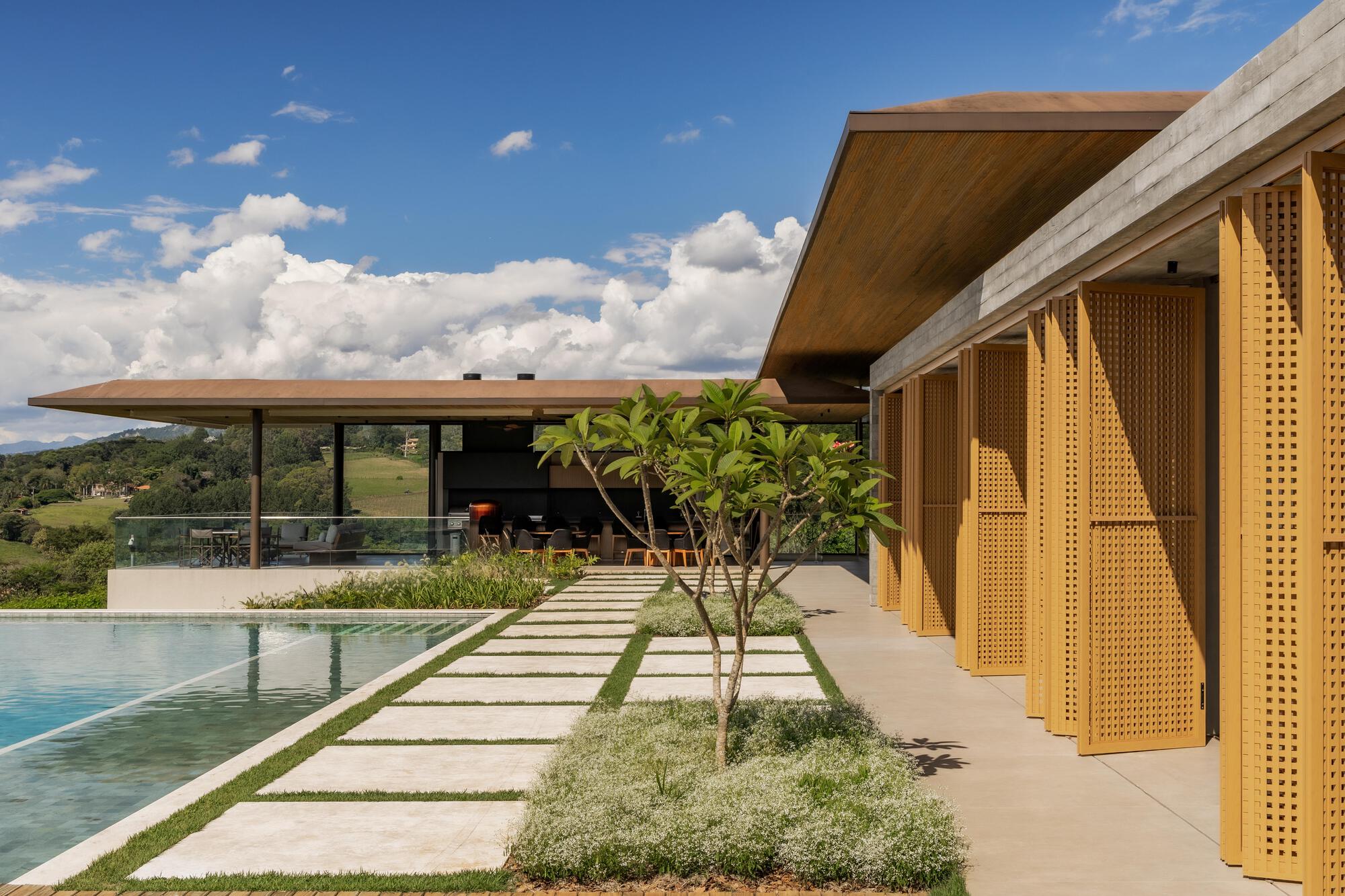 KH House / NGSTUDIO: дом у водохранилища в Пиракаи, где архитектура, ландшафт и материалы работают вместе