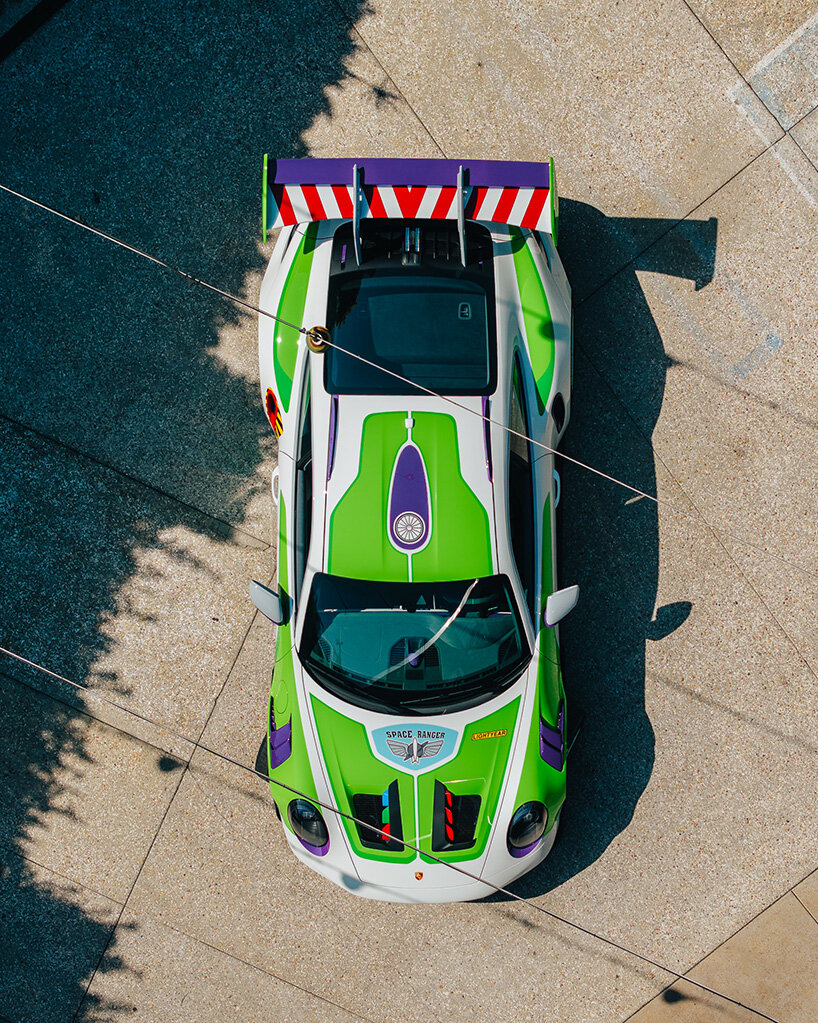 Porsche превратила костюм Buzz Lightyear в уникальный 911 к выходу «Toy Story 5»