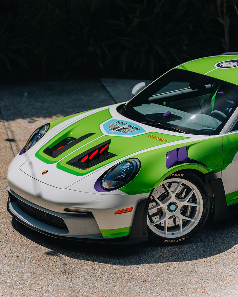 Porsche превратила костюм Buzz Lightyear в уникальный 911 к выходу «Toy Story 5»