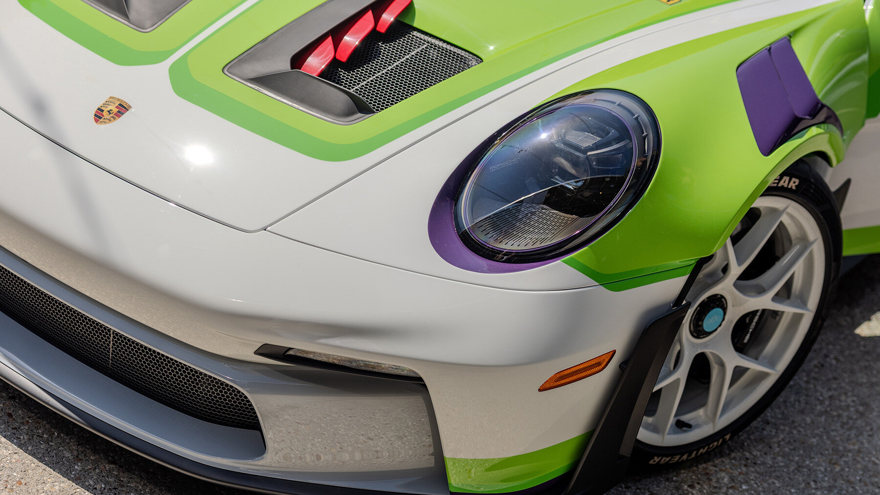 Porsche превратила костюм Buzz Lightyear в уникальный 911 к выходу «Toy Story 5»