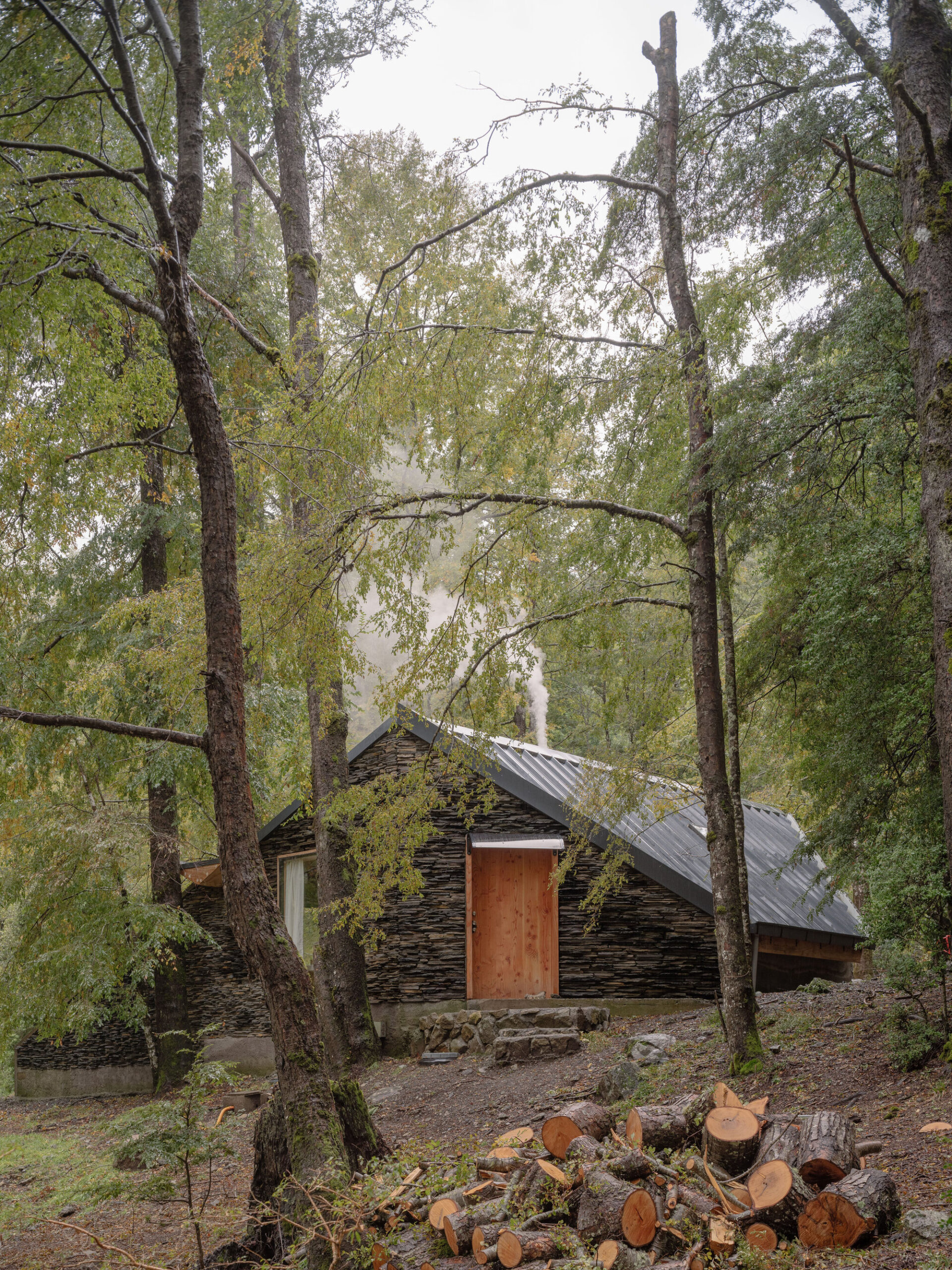 Huerquehue Refuge / DRAA — каменный приют в лесу Пукона