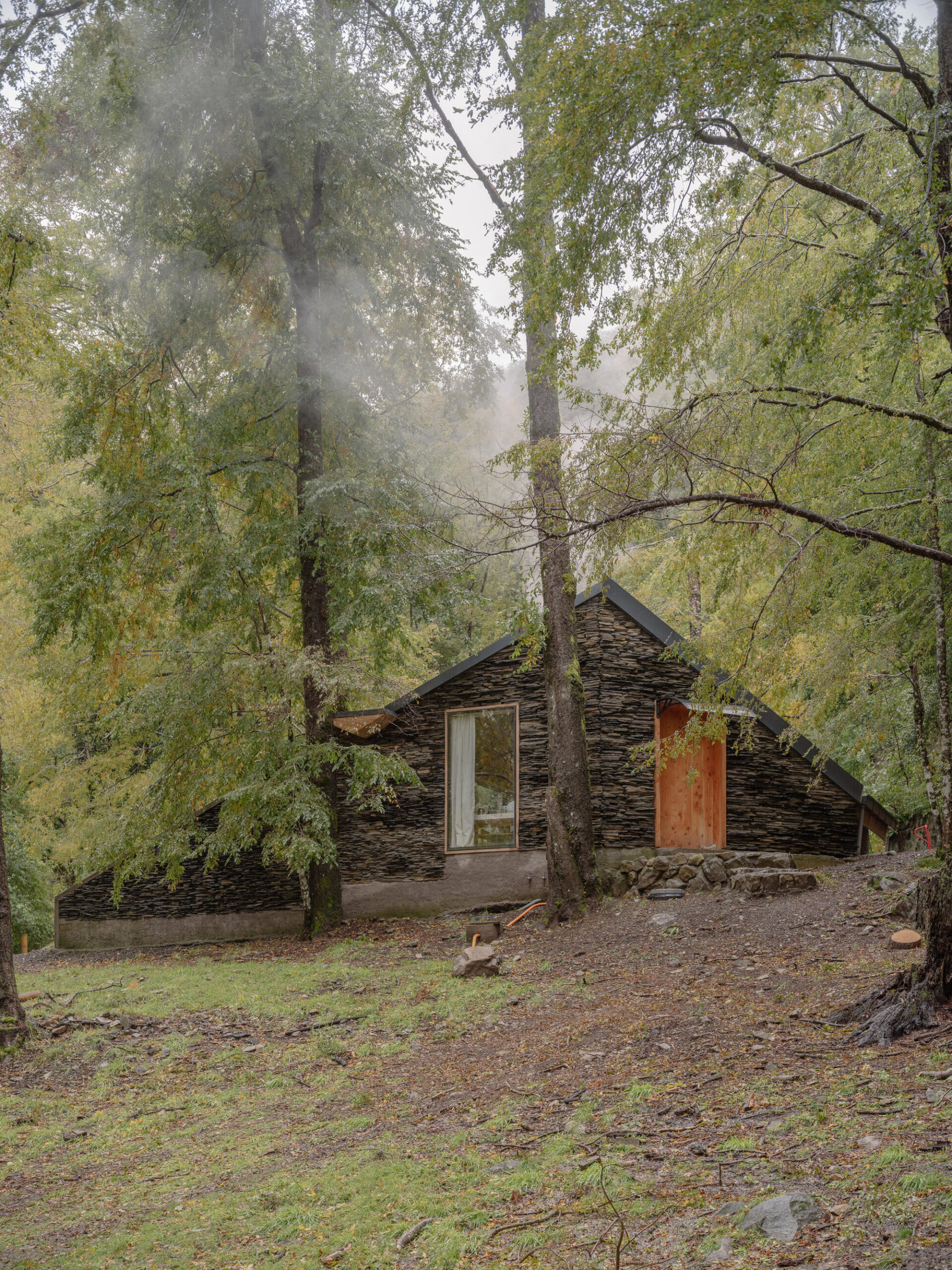 Huerquehue Refuge / DRAA — каменный приют в лесу Пукона