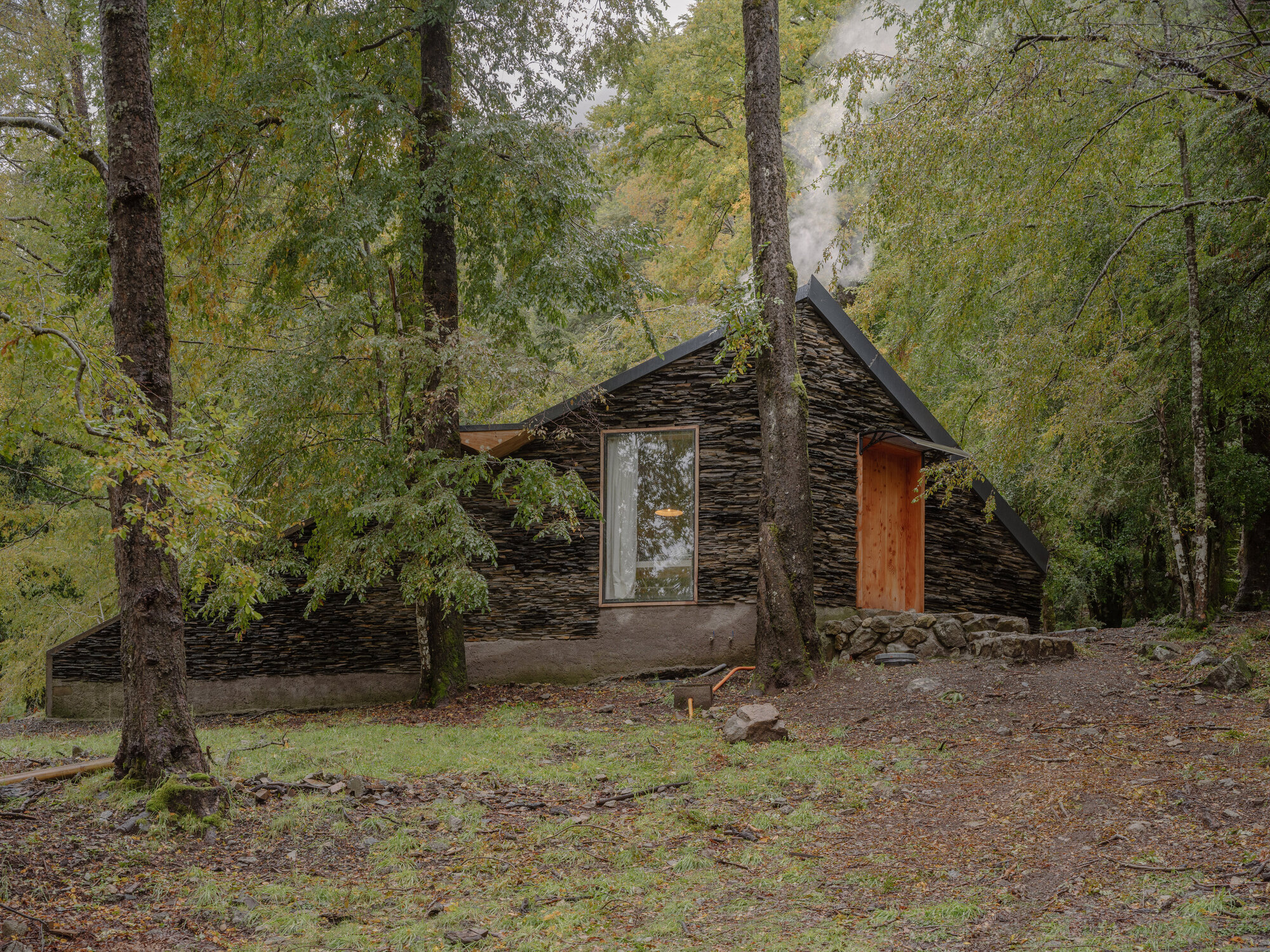 Huerquehue Refuge / DRAA — каменный приют в лесу Пукона