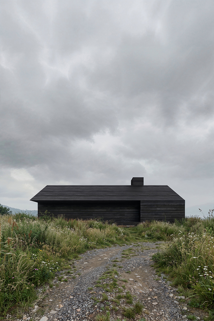 Monolithic Black Timber Retreat открывает виды на Карпаты