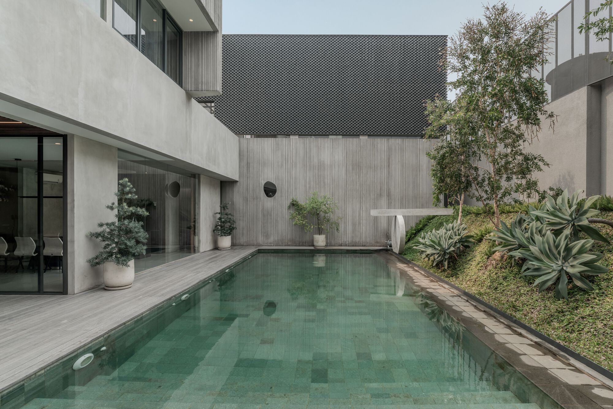 RJH House от Wiyoga Nurdiansyah: дом в Джакарте с садами и пространством для большой семьи