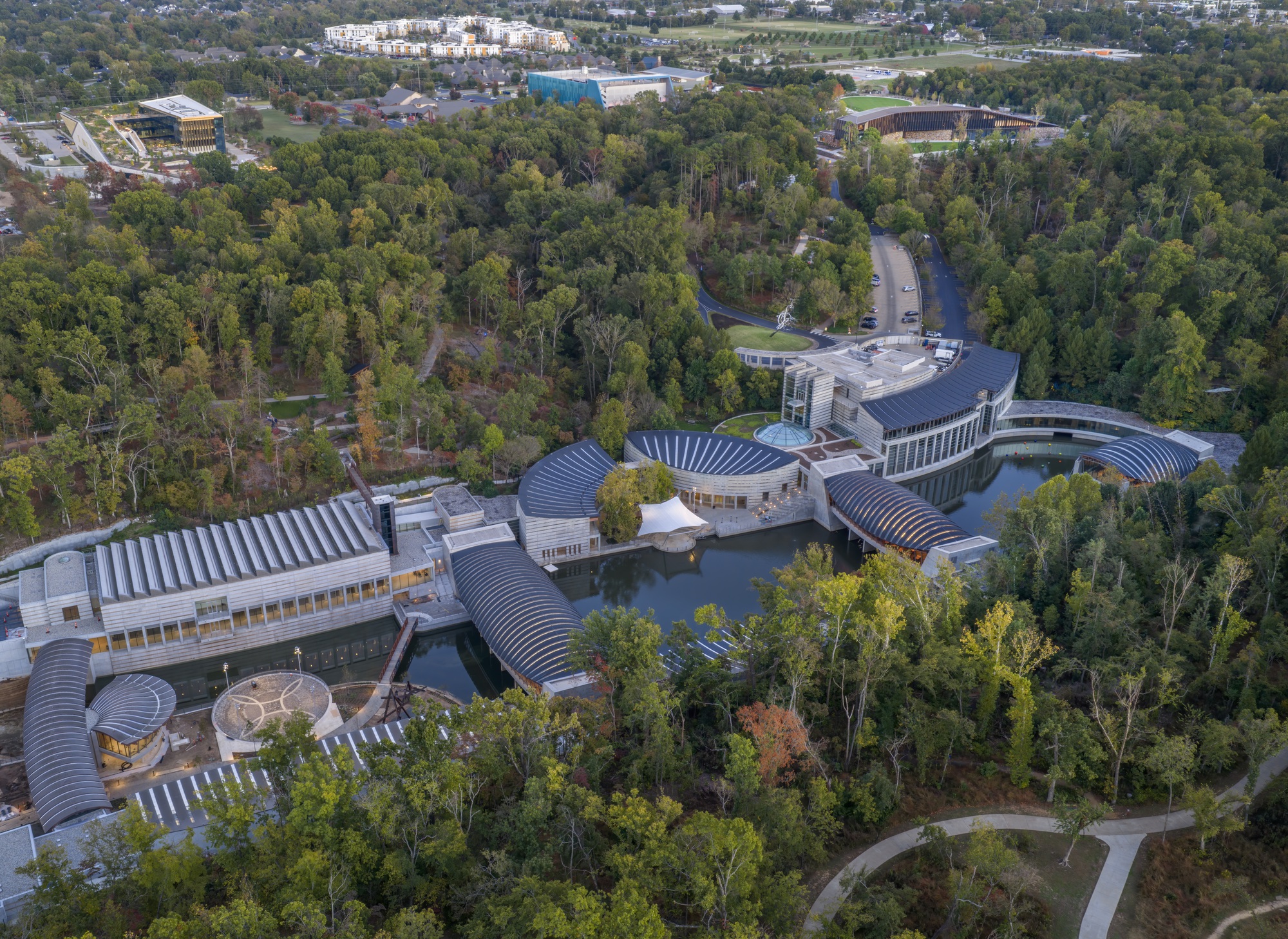 Safdie Architects завершили расширение музея Crystal Bridges в Арканзасе
