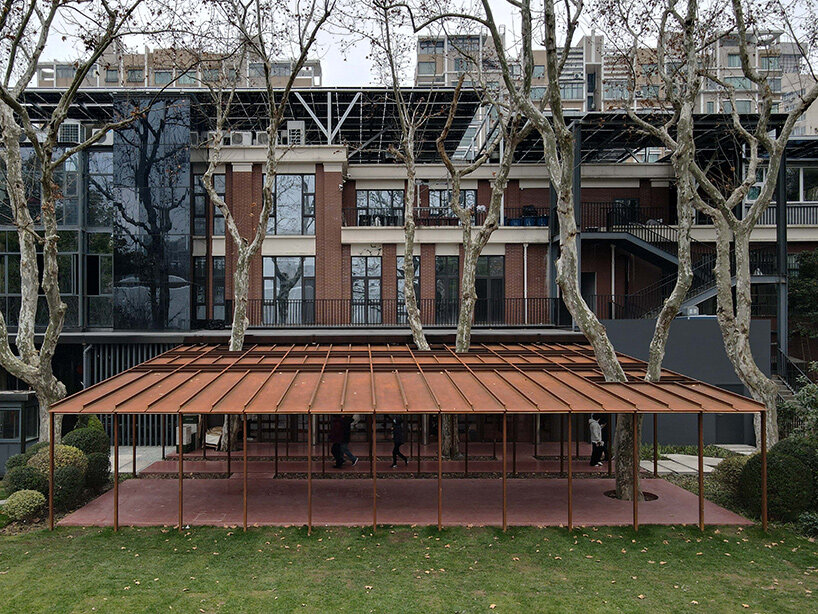 Павильон-кофейня из weathering steel в парке Люйсюнь в Шанхае