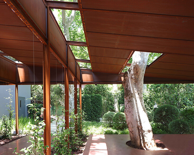 Павильон-кофейня из weathering steel в парке Люйсюнь в Шанхае