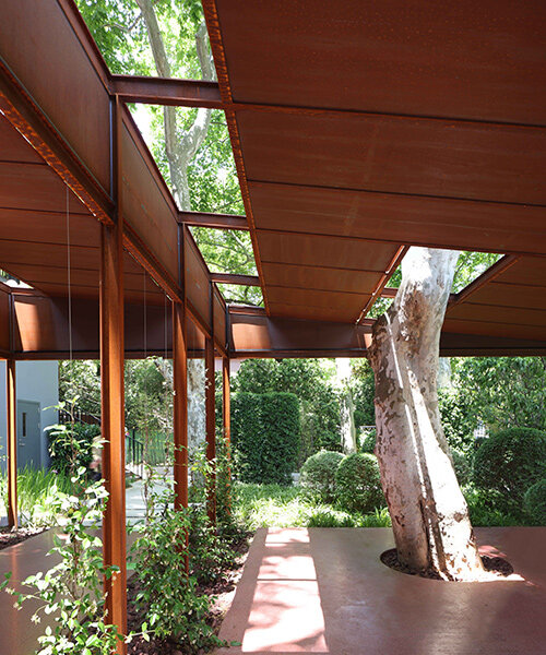Павильон-кофейня из weathering steel в парке Люйсюнь в Шанхае