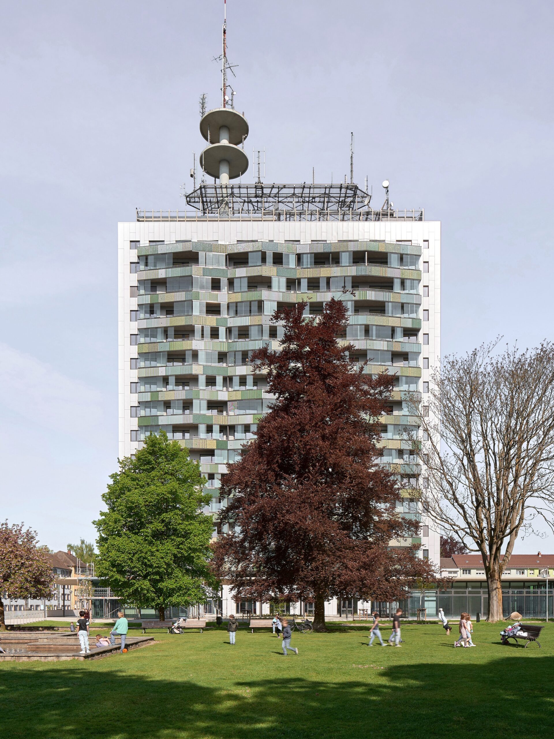 Telekom Tower в Констанце: адаптивная перестройка 1970-х офисов в жилой дом от Sauerbruch Hutton