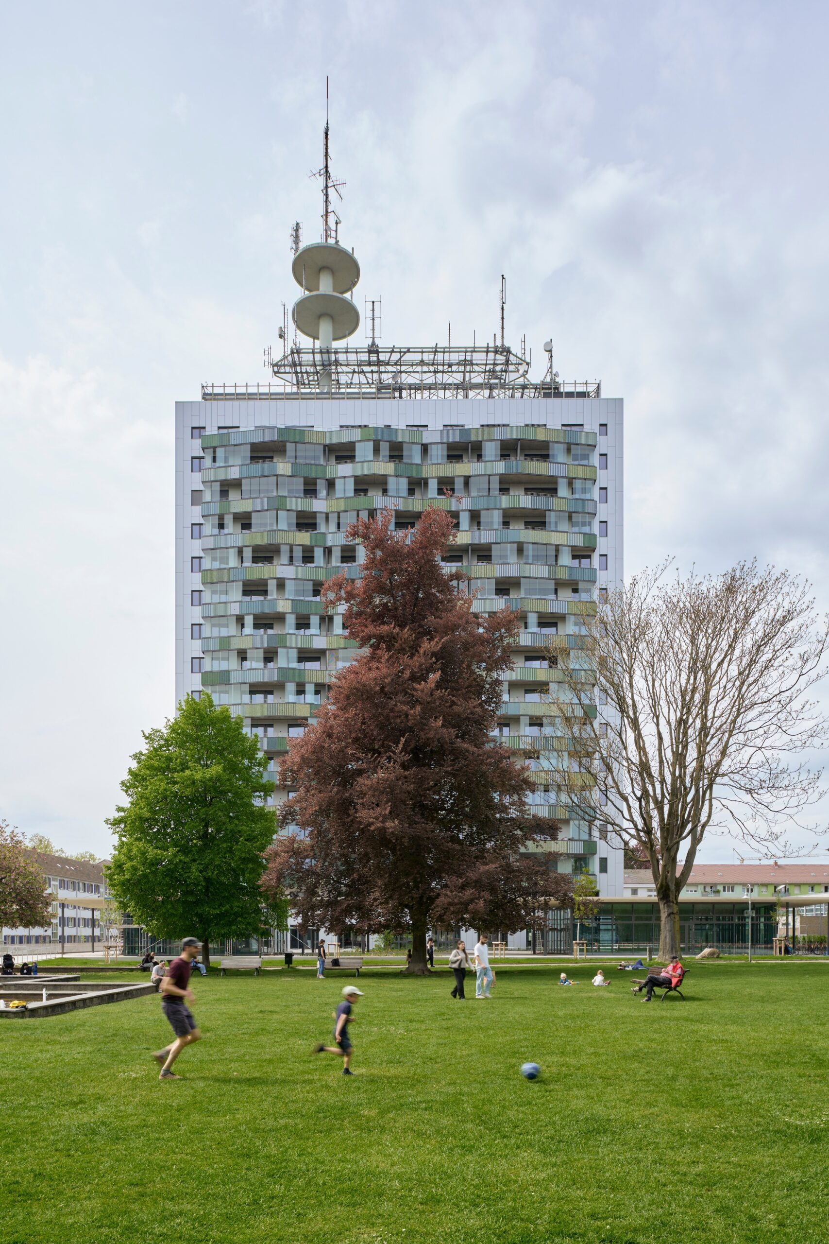 Telekom Tower в Констанце: адаптивная перестройка 1970-х офисов в жилой дом от Sauerbruch Hutton