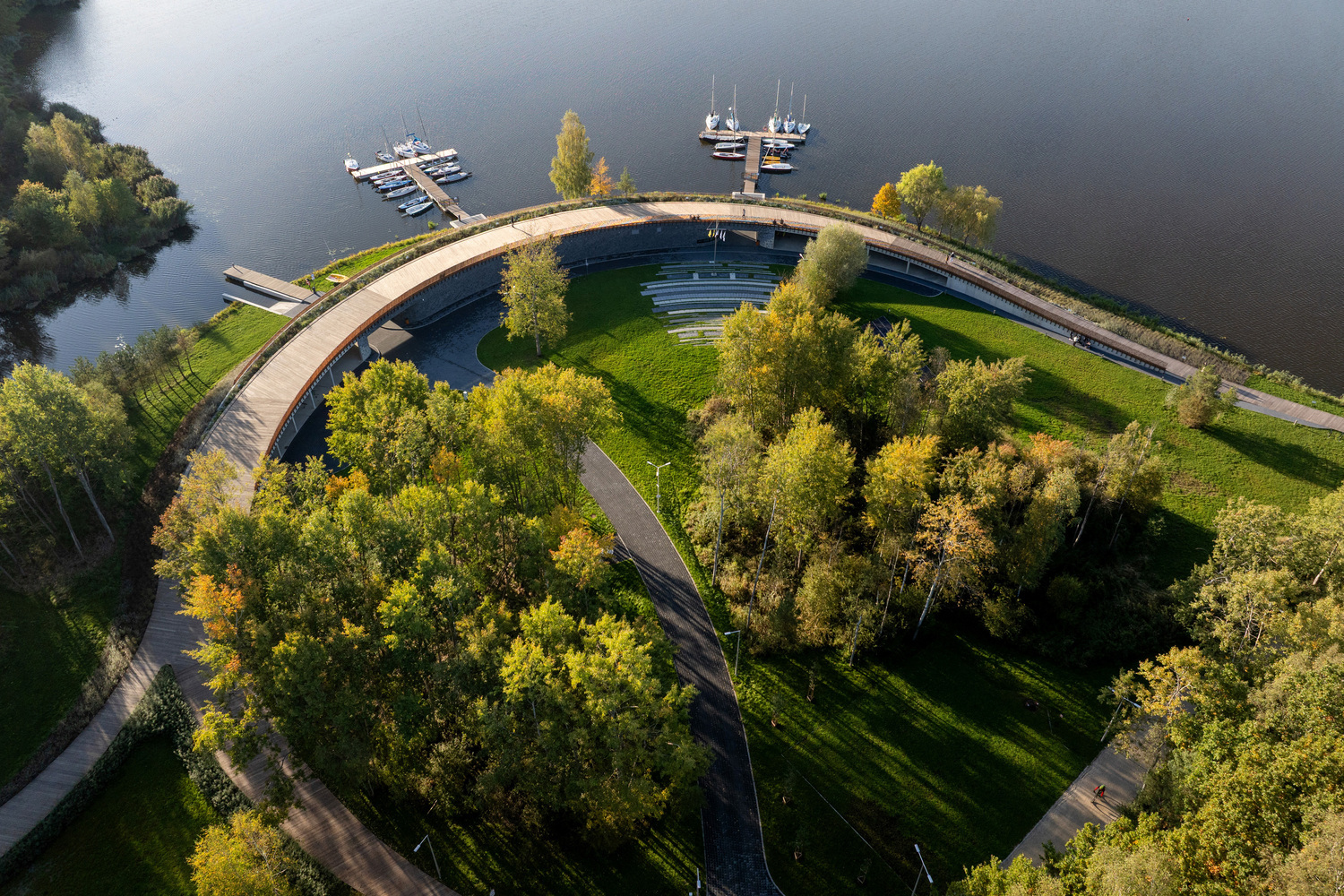 Как марины возвращают городу связь с водой: четыре примера из разных стран
