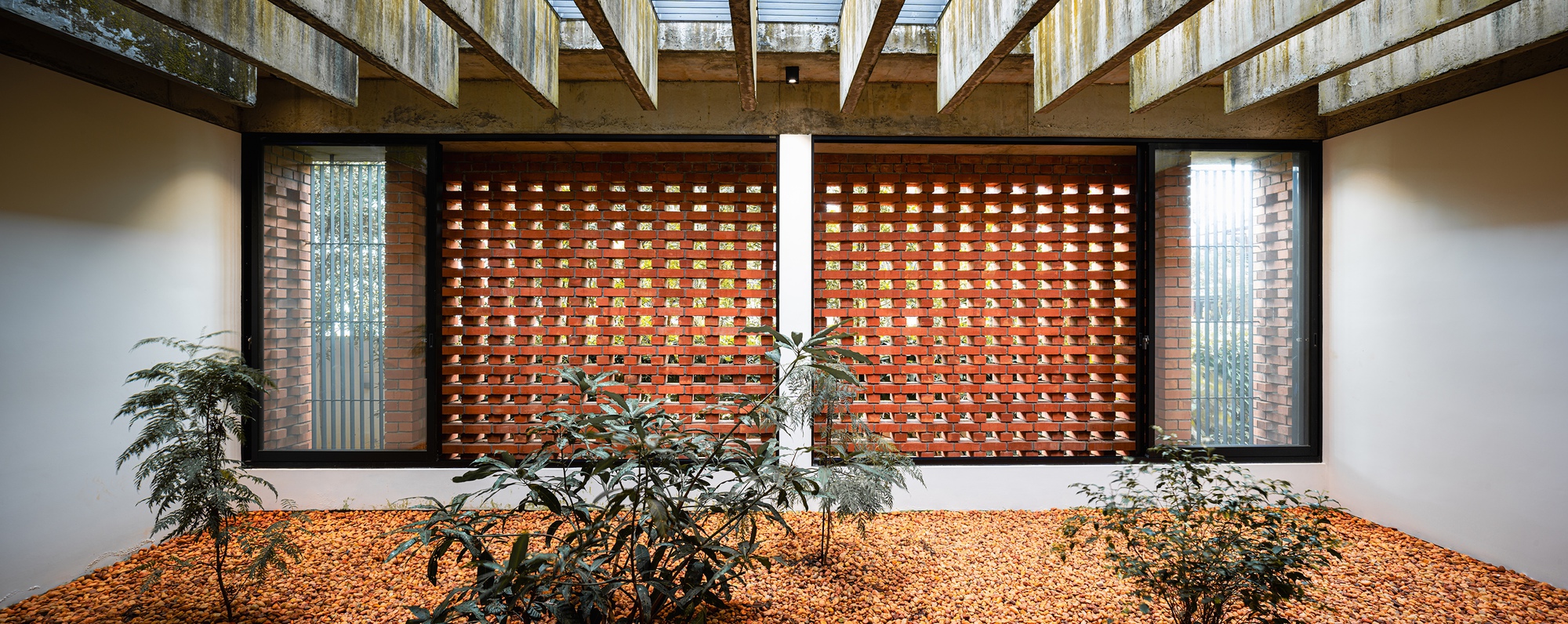Дом, скрытый кирпичной вуалью, в Триссуре / LIJO.RENY.architects