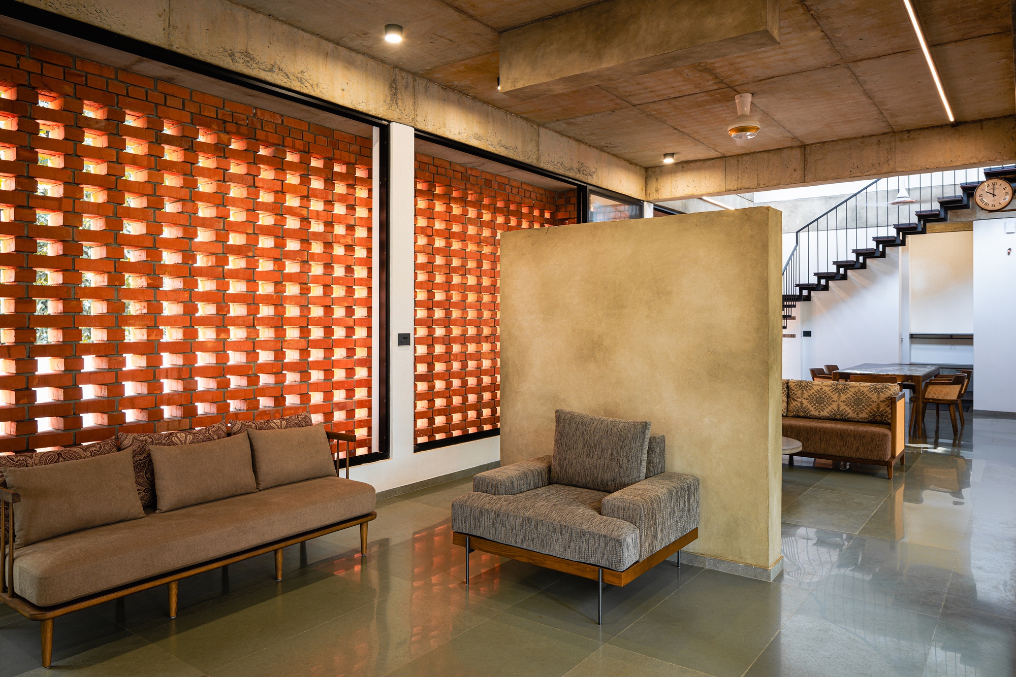 Дом, скрытый кирпичной вуалью, в Триссуре / LIJO.RENY.architects