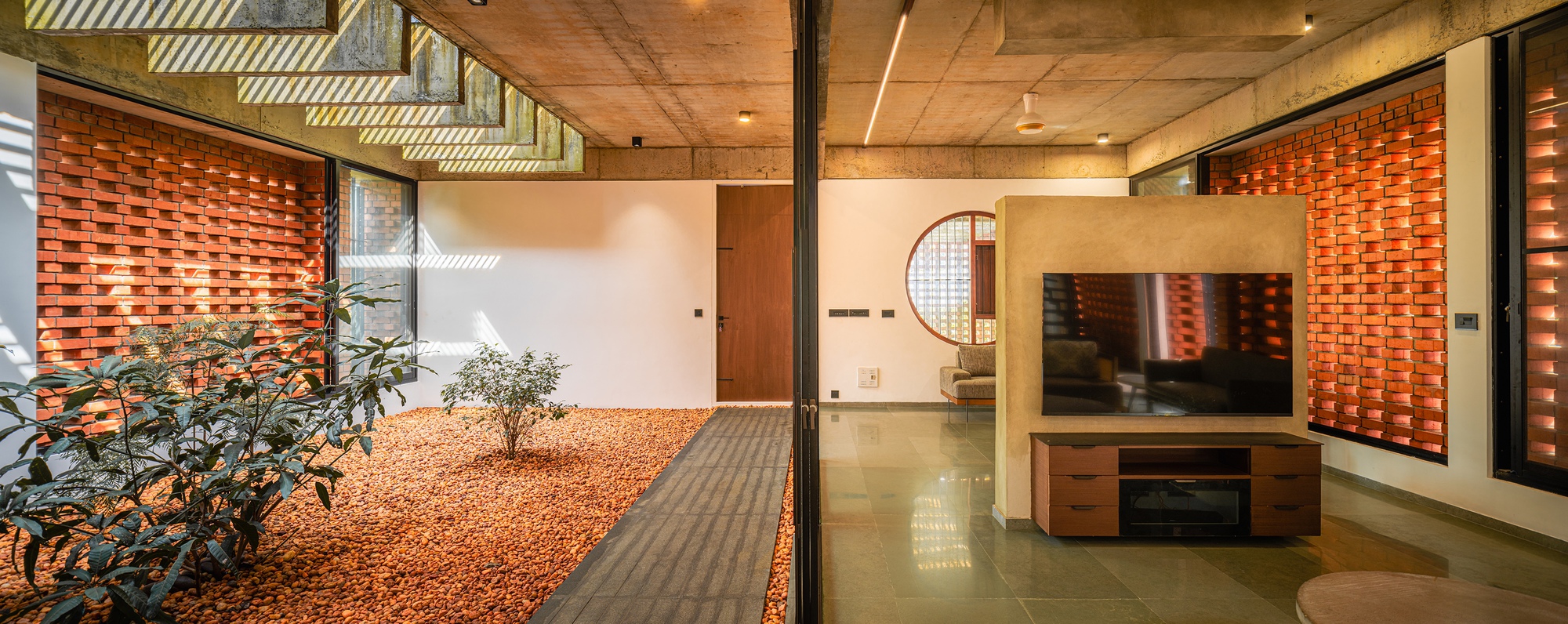 Дом, скрытый кирпичной вуалью, в Триссуре / LIJO.RENY.architects