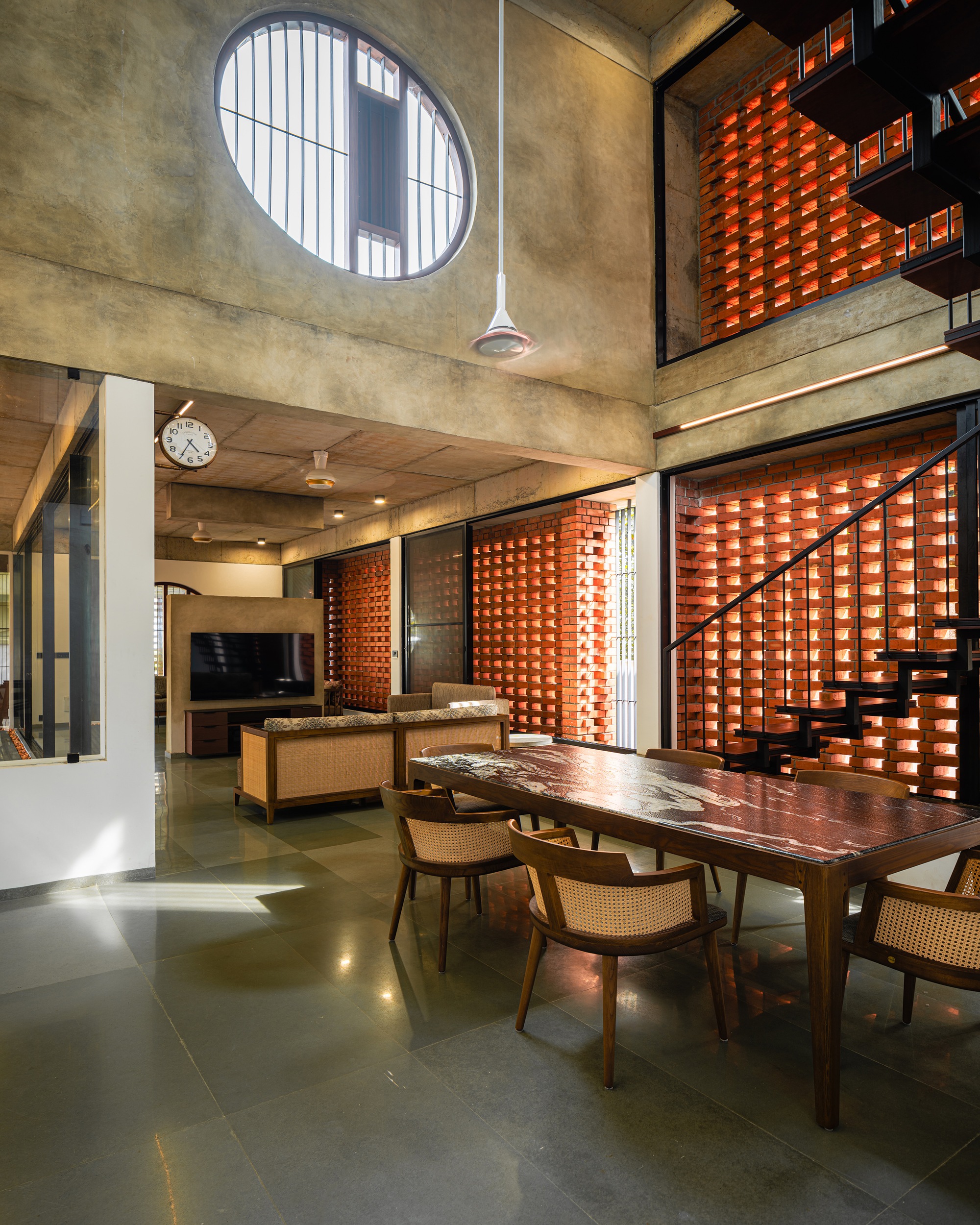 Дом, скрытый кирпичной вуалью, в Триссуре / LIJO.RENY.architects