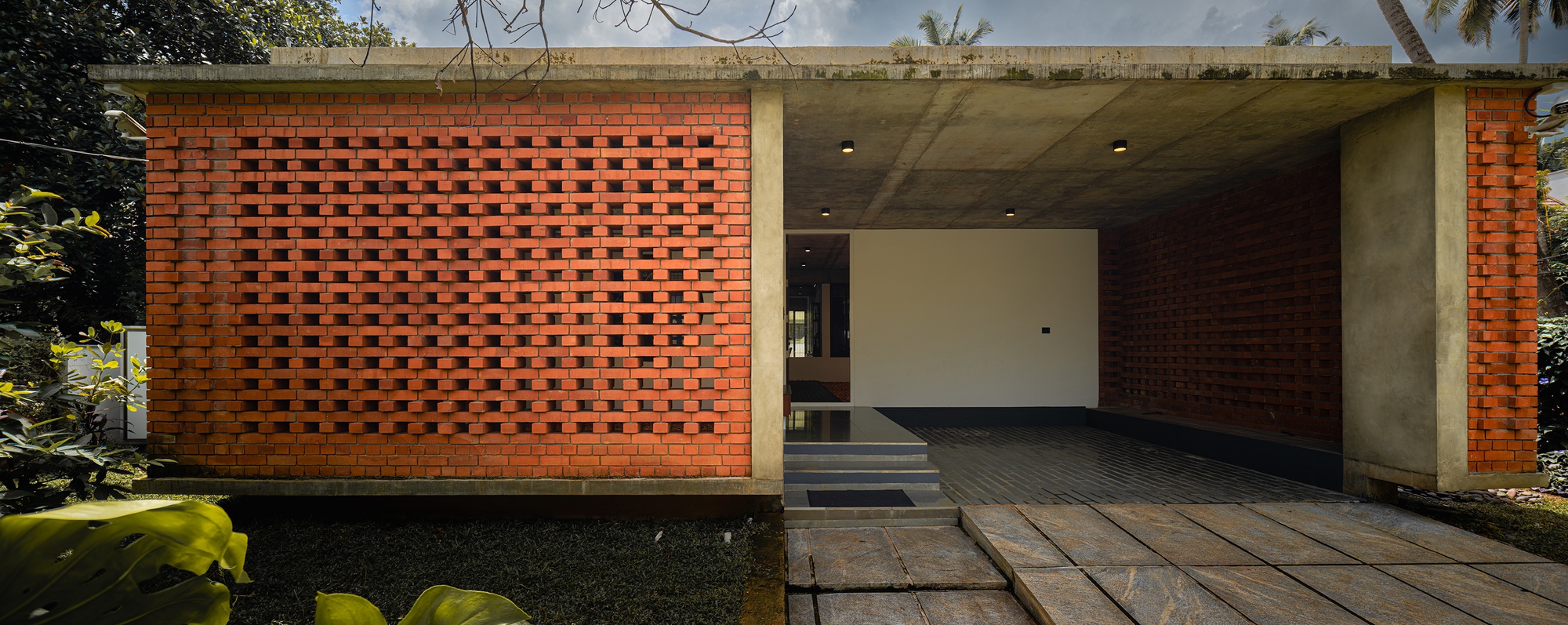 Дом, скрытый кирпичной вуалью, в Триссуре / LIJO.RENY.architects