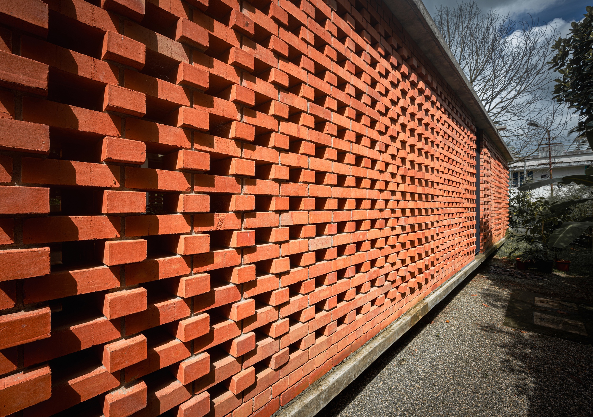 Дом, скрытый кирпичной вуалью, в Триссуре / LIJO.RENY.architects