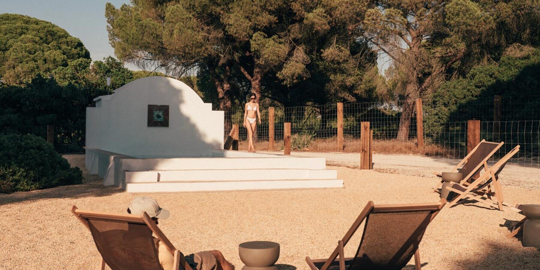 Trenchs Studio спроектировала низкоинтенсивный glamping среди сосен в Кадисе
