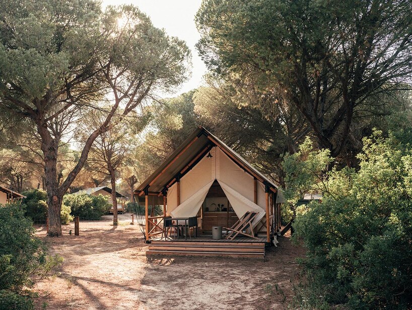 Trenchs Studio спроектировала низкоинтенсивный glamping среди сосен в Кадисе
