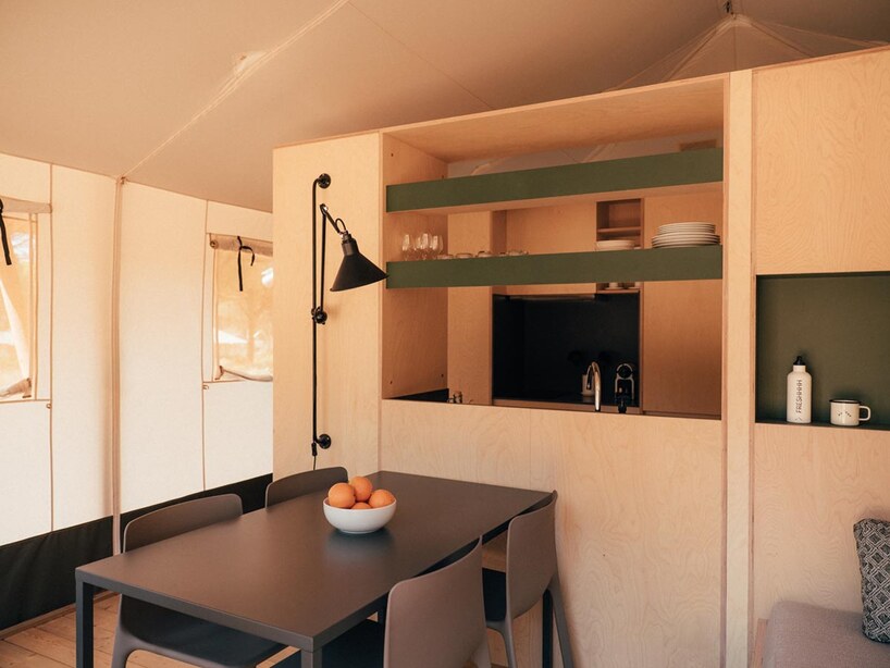 Trenchs Studio спроектировала низкоинтенсивный glamping среди сосен в Кадисе