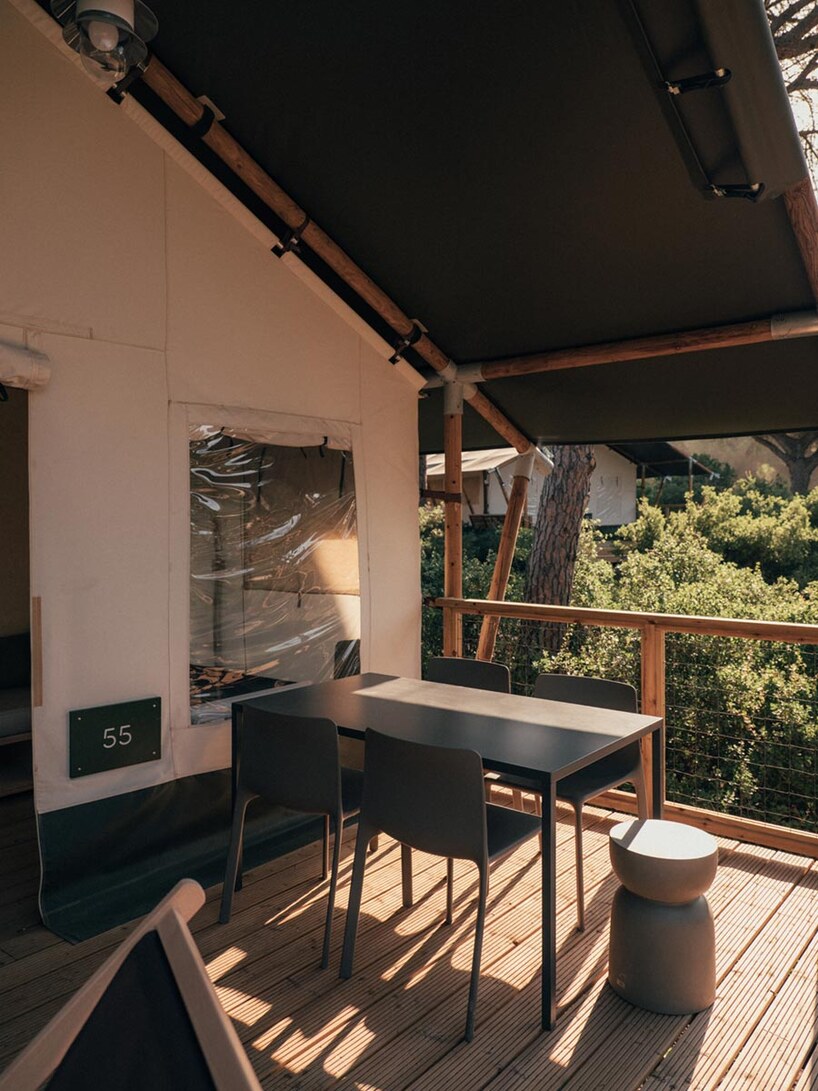 Trenchs Studio спроектировала низкоинтенсивный glamping среди сосен в Кадисе