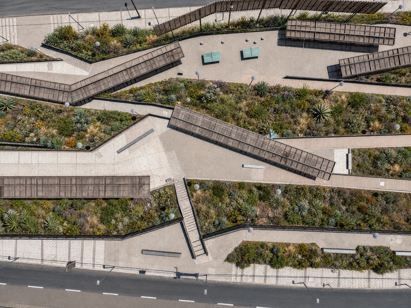 Парк René Schneider в Антофагасте: ландшафтное решение CAW Arquitectos для сложного склона
