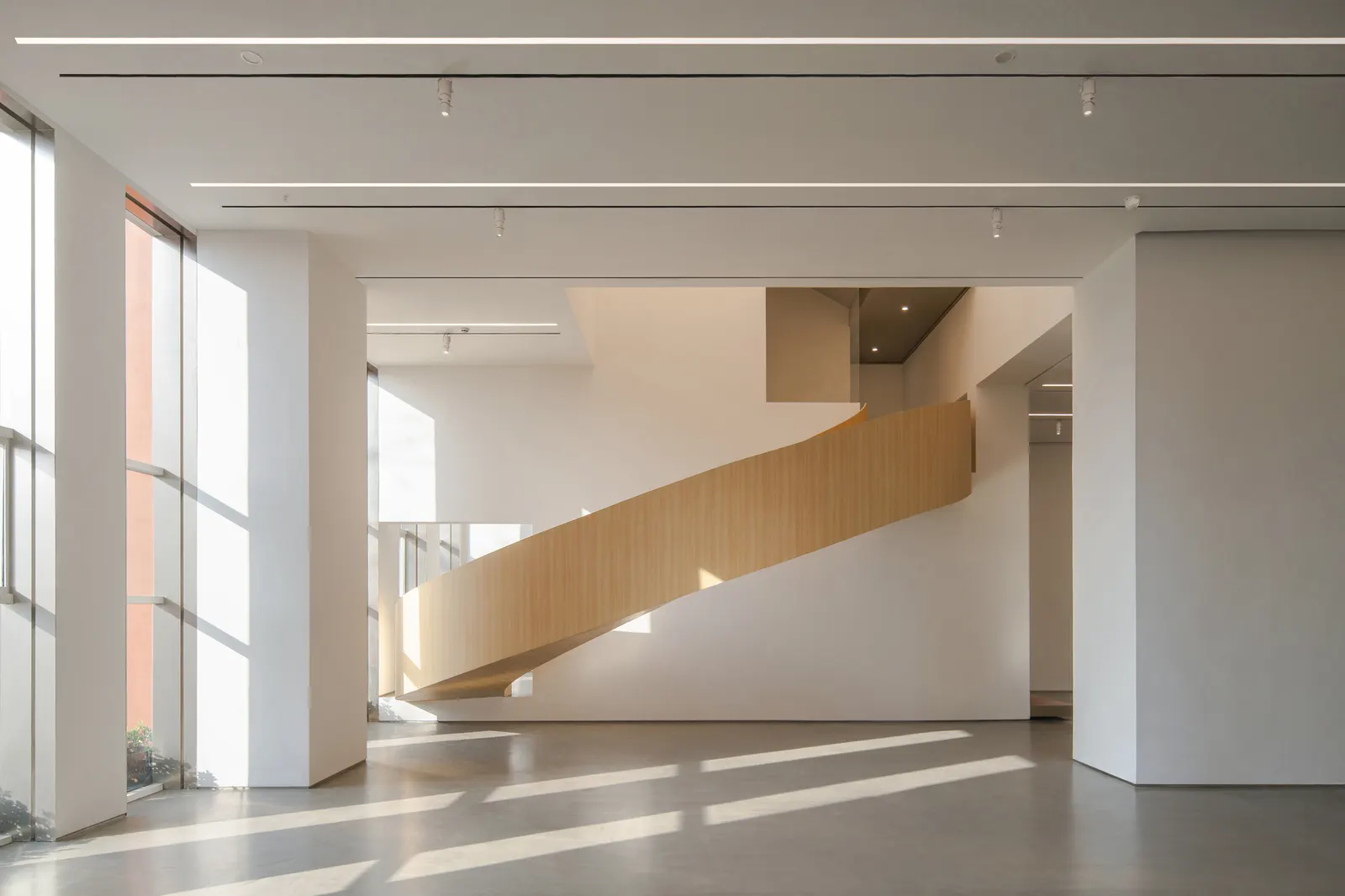 REDGE Contemporary Art Center / Atelier Meadow